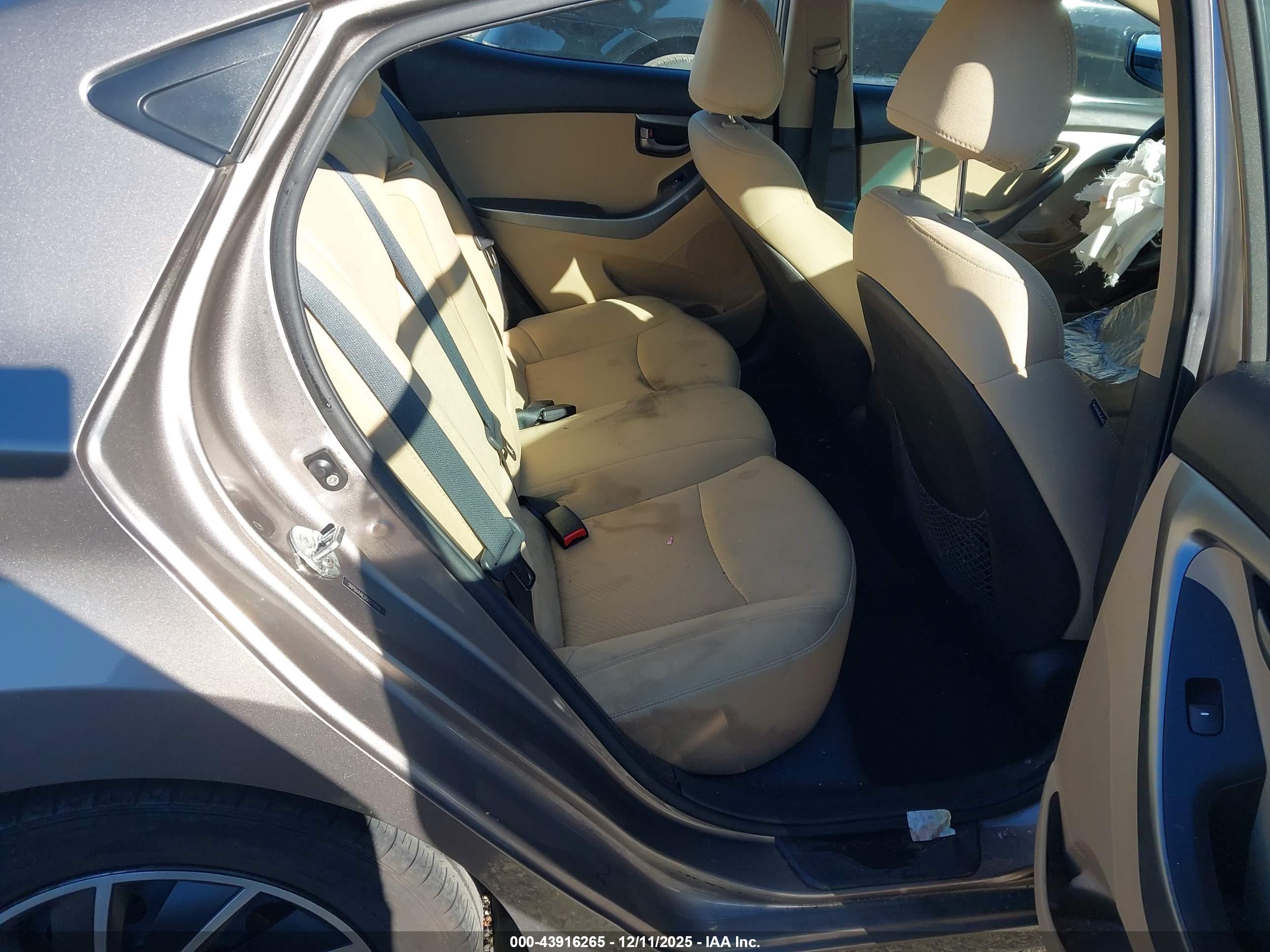 HYUNDAI ELANTRA image 8