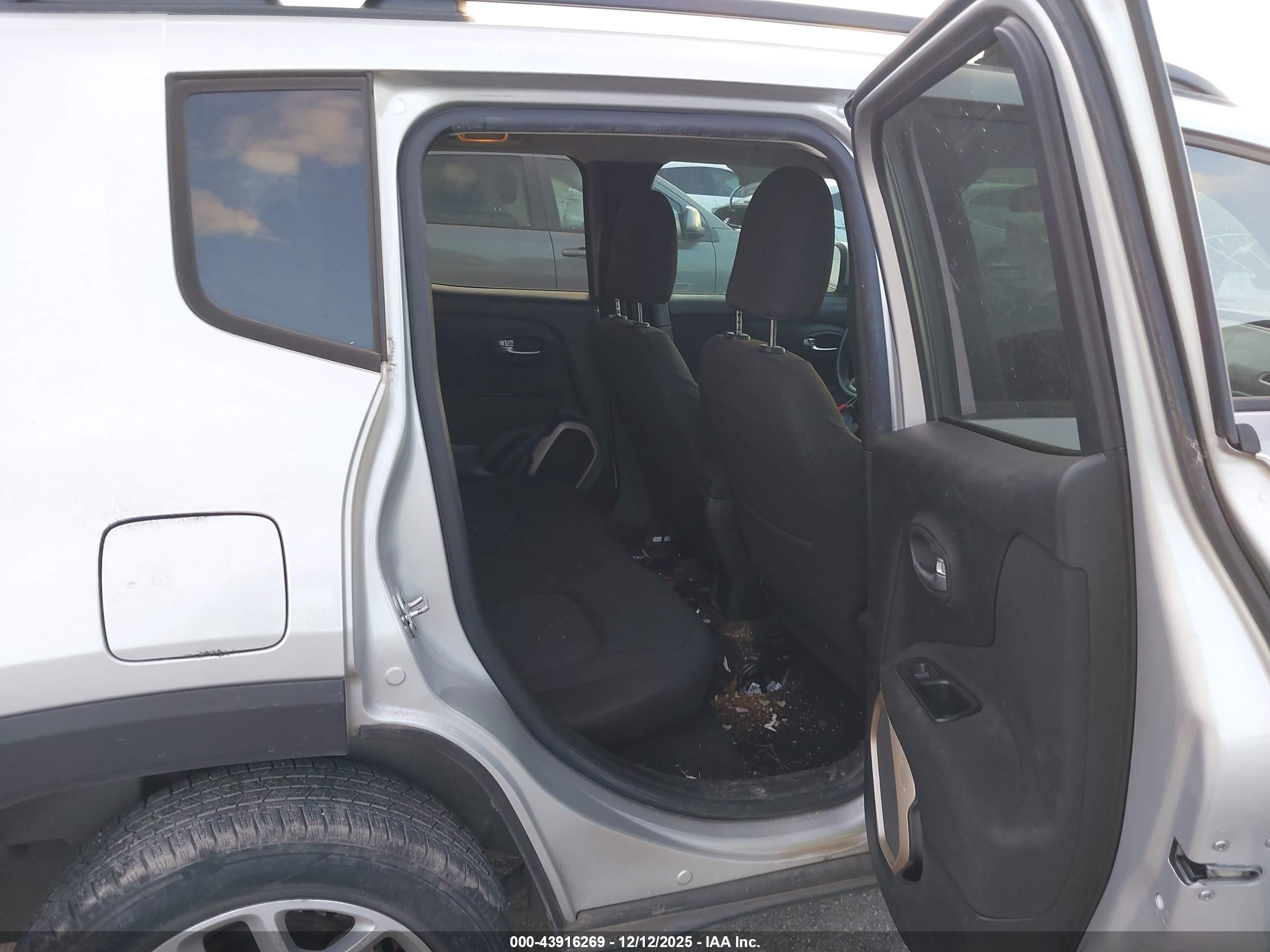 JEEP RENEGADE image 8