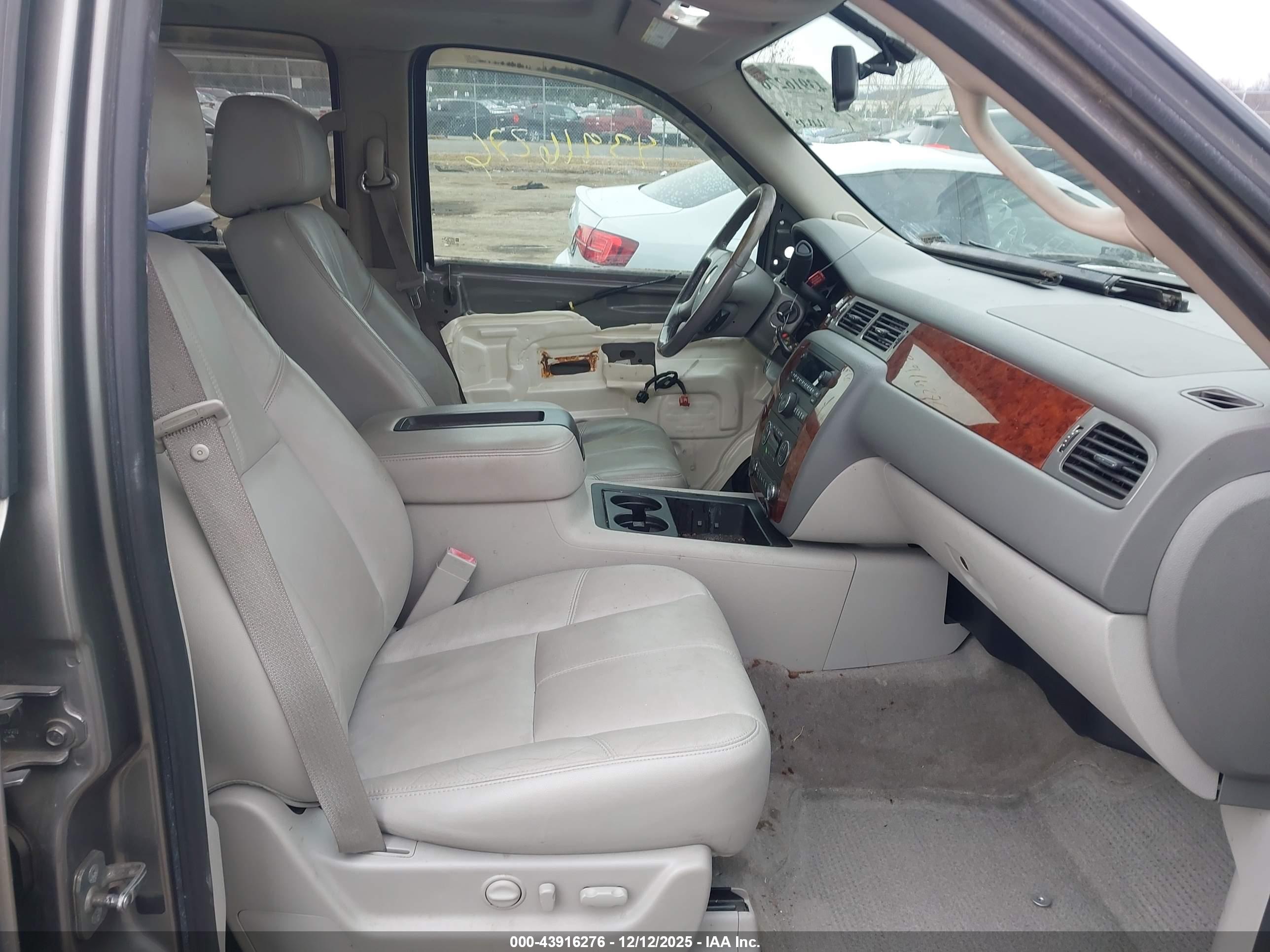 CHEVROLET TAHOE image 5