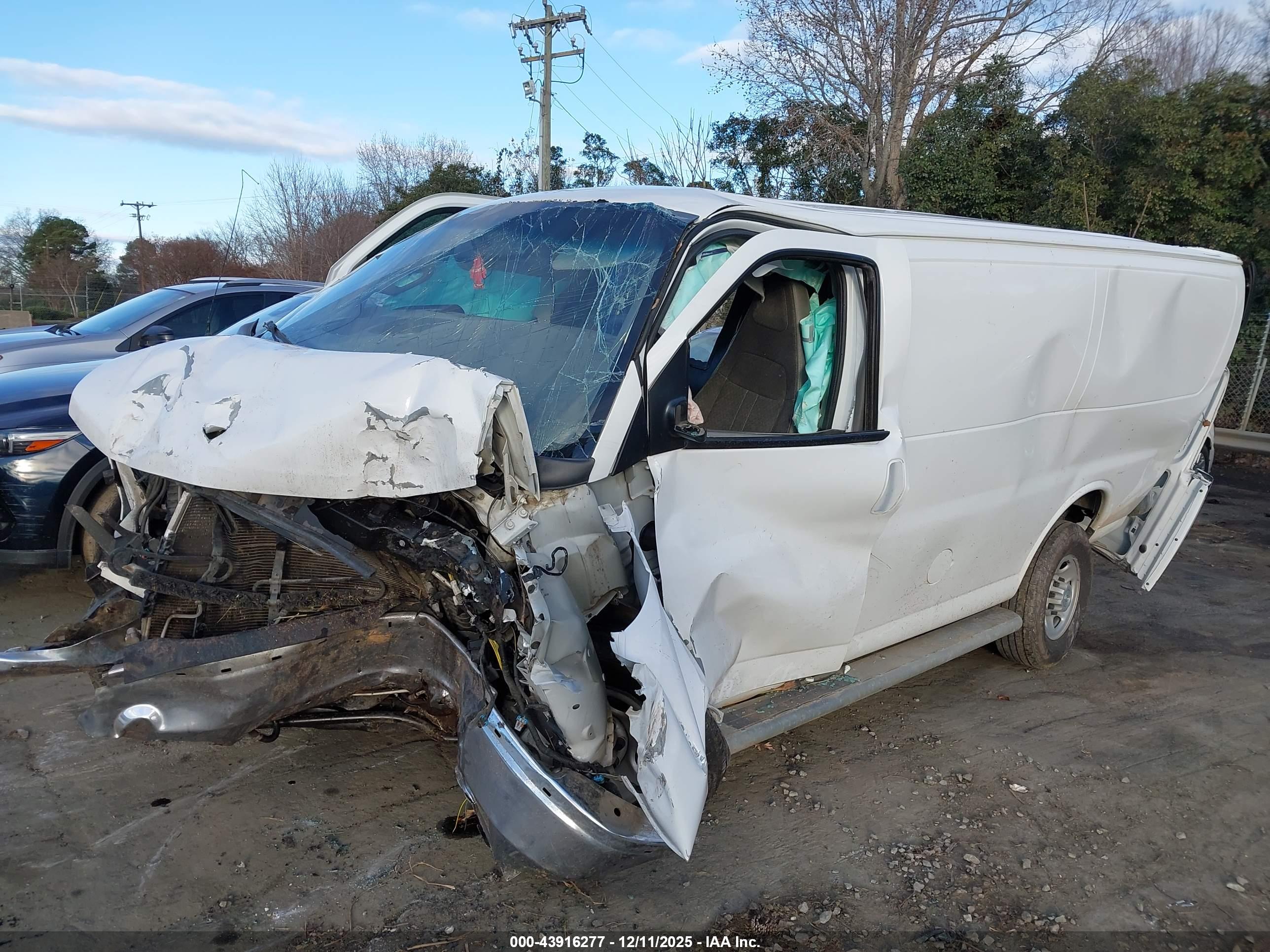 CHEVROLET EXPRESS image 2