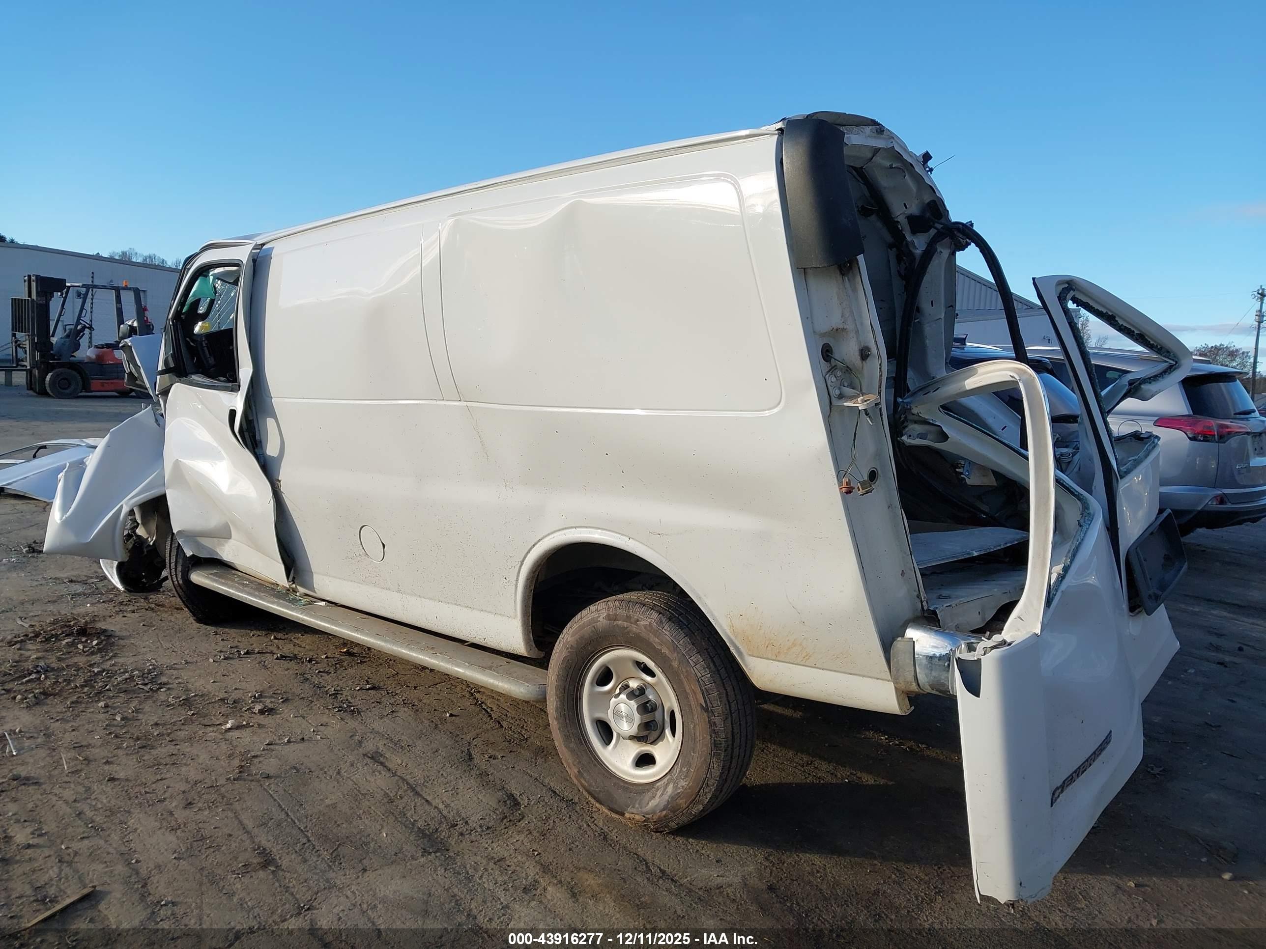 CHEVROLET EXPRESS image 3