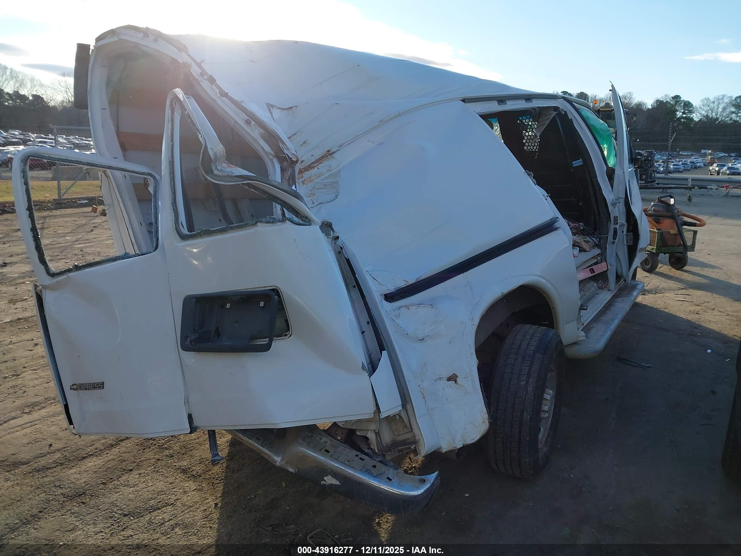 CHEVROLET EXPRESS image 4