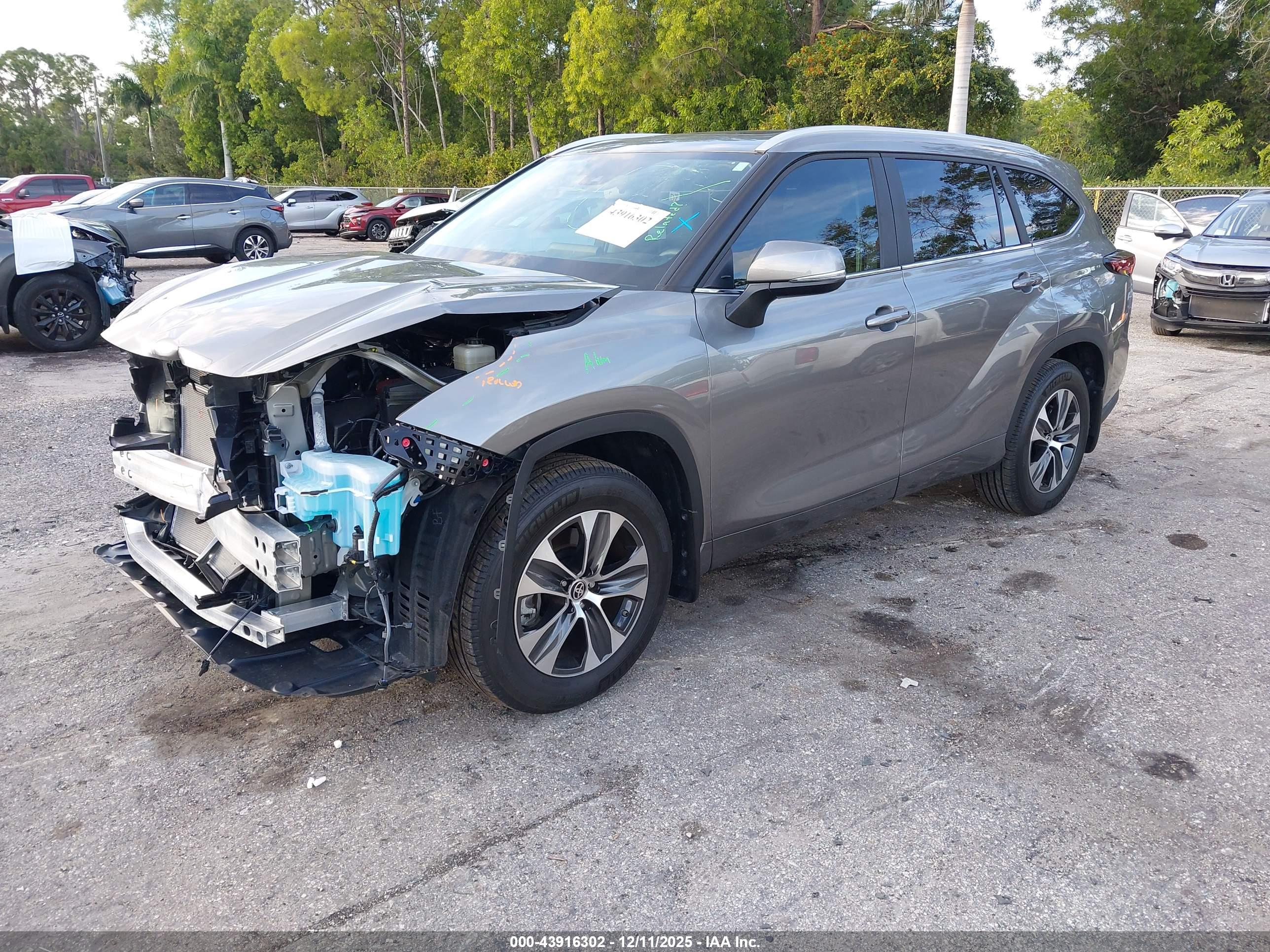 TOYOTA HIGHLANDER image 2