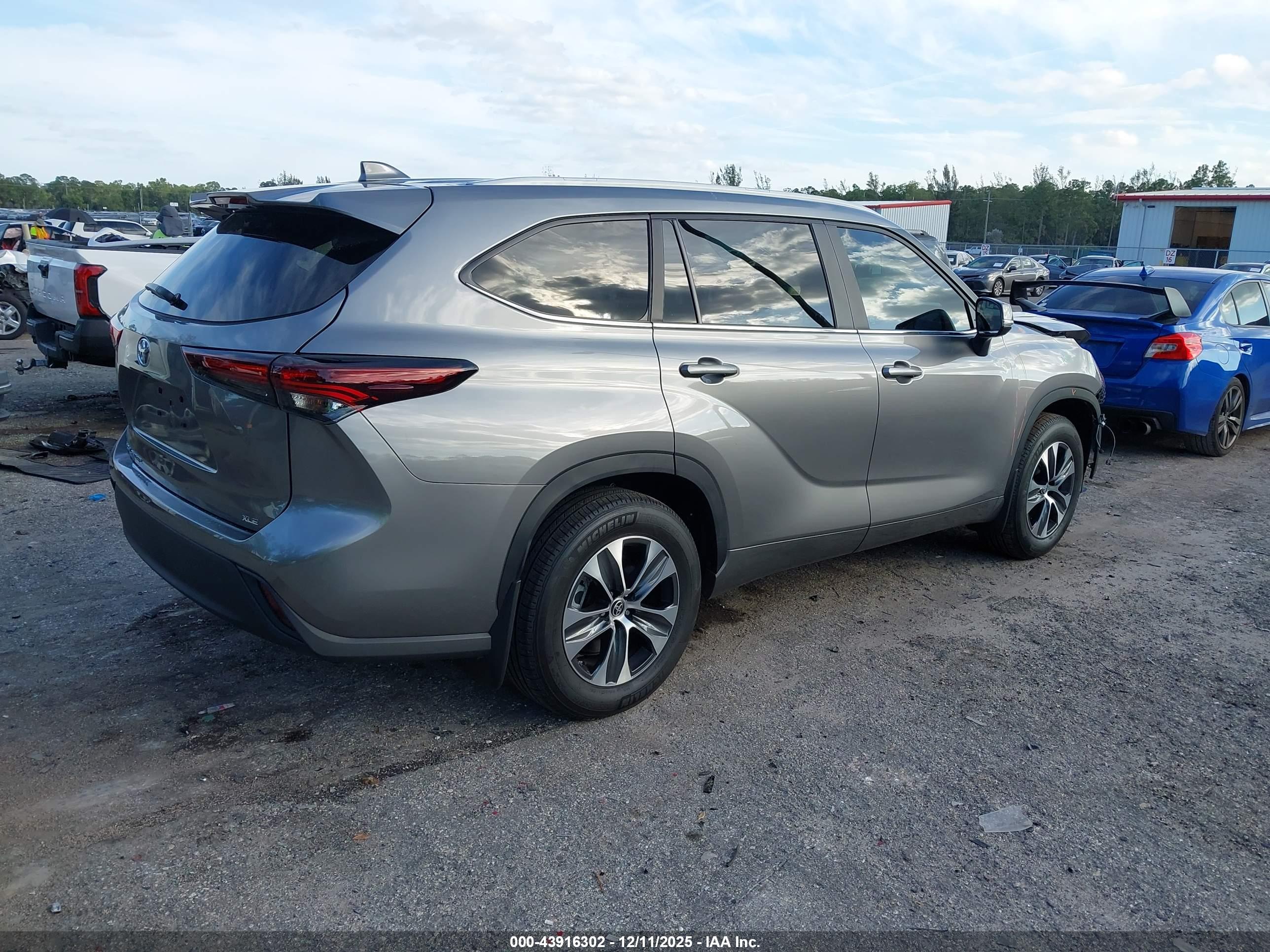 TOYOTA HIGHLANDER image 4