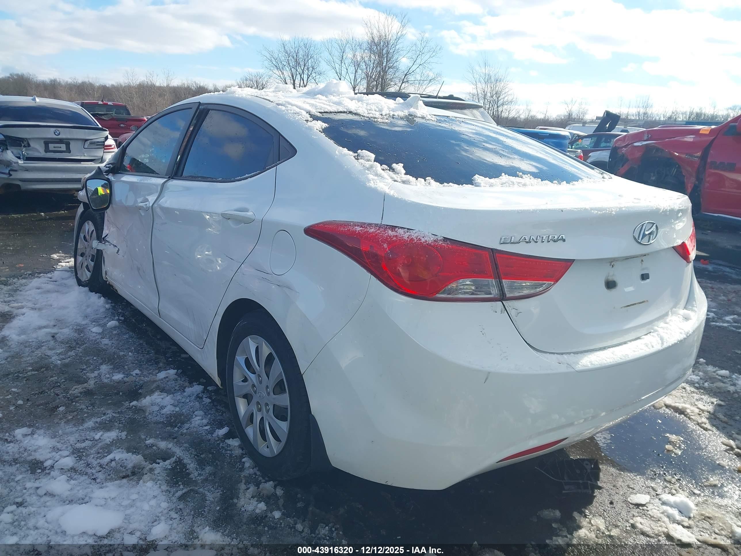HYUNDAI ELANTRA image 3