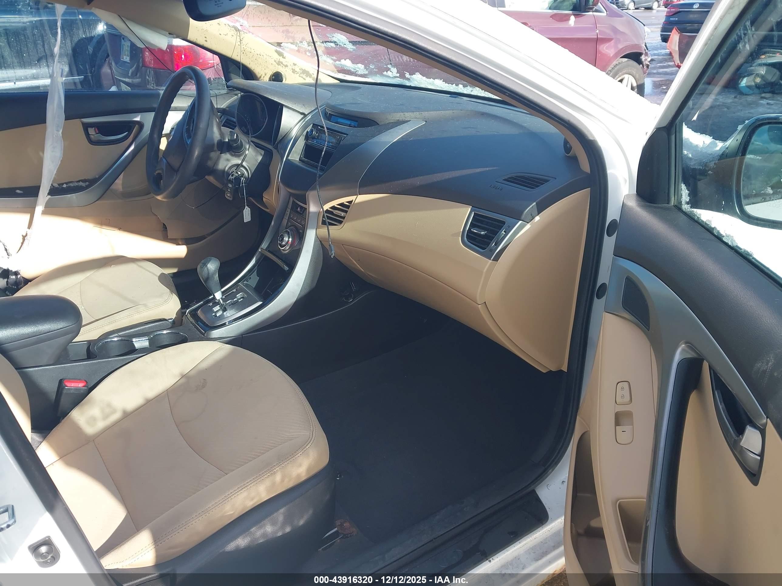 HYUNDAI ELANTRA image 5