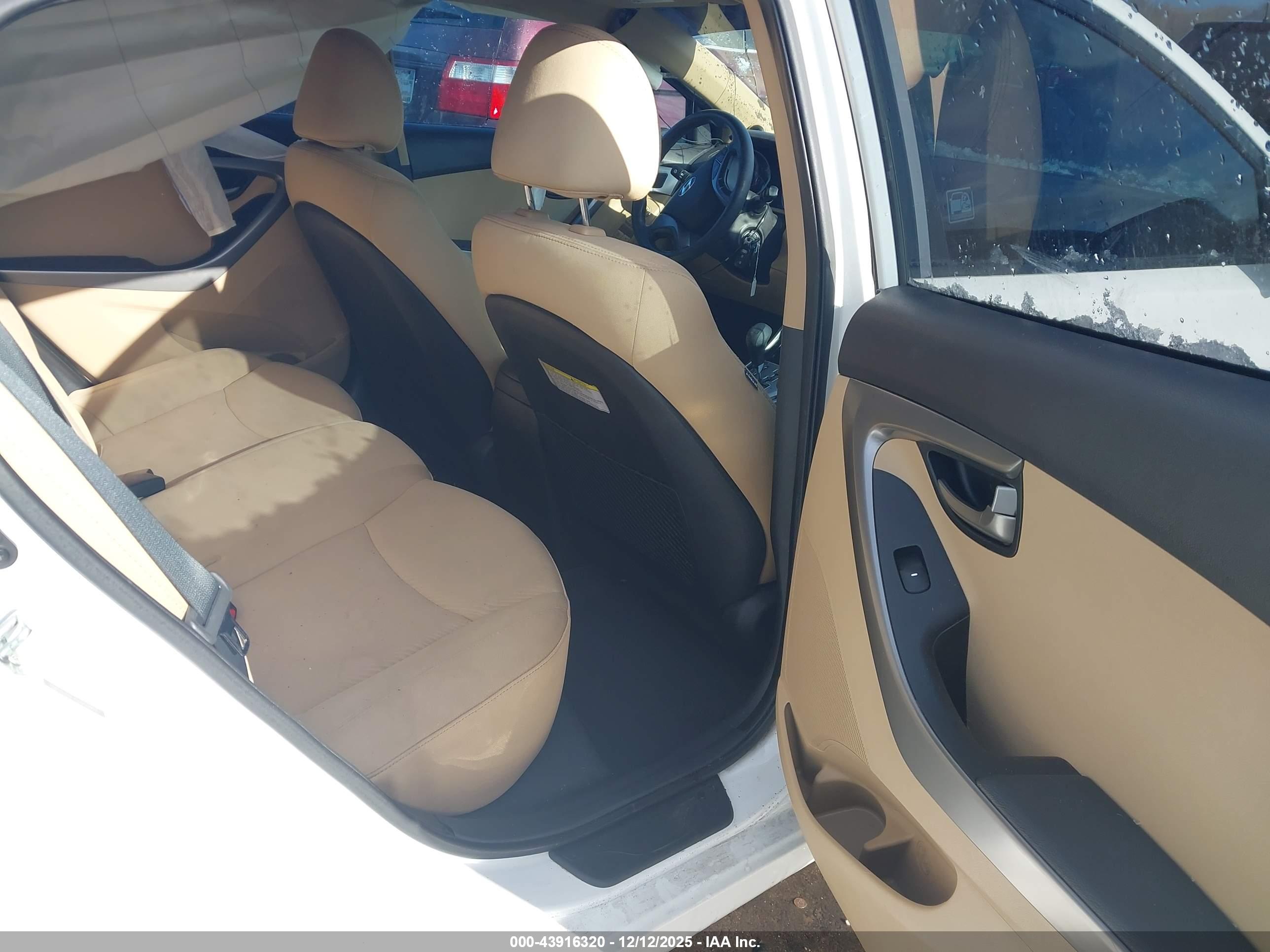 HYUNDAI ELANTRA image 8
