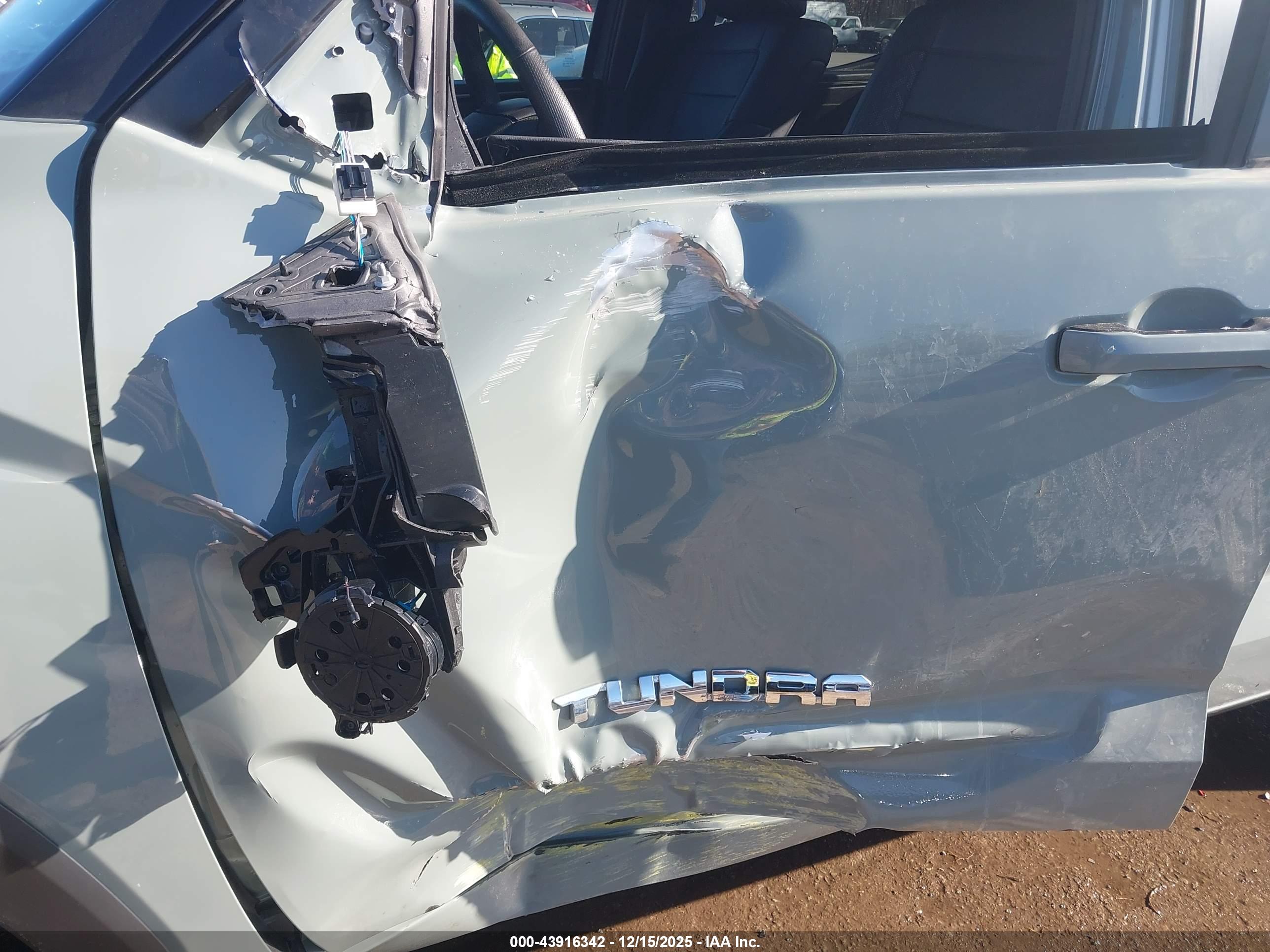 TOYOTA TUNDRA image 6