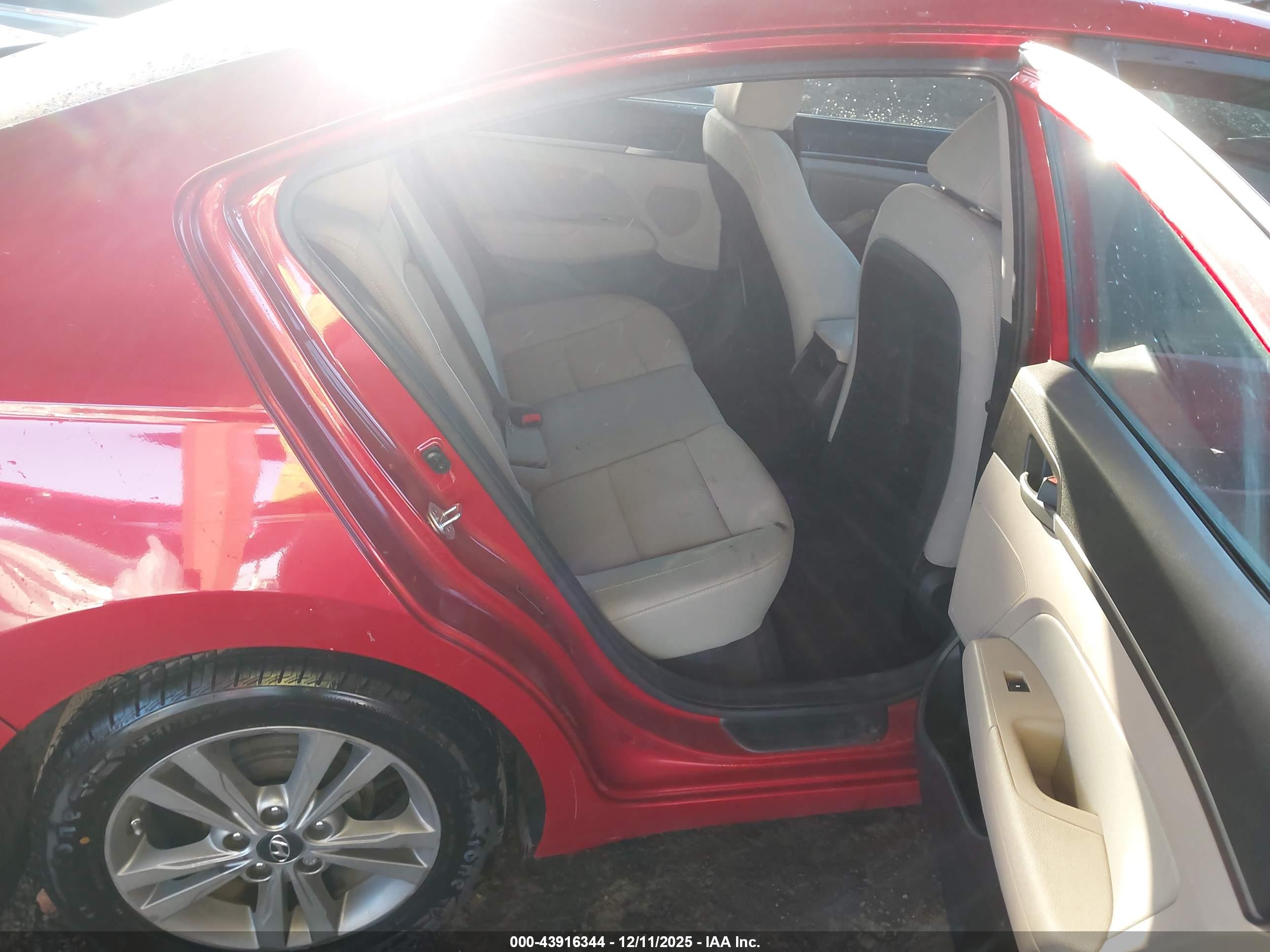 HYUNDAI ELANTRA image 8