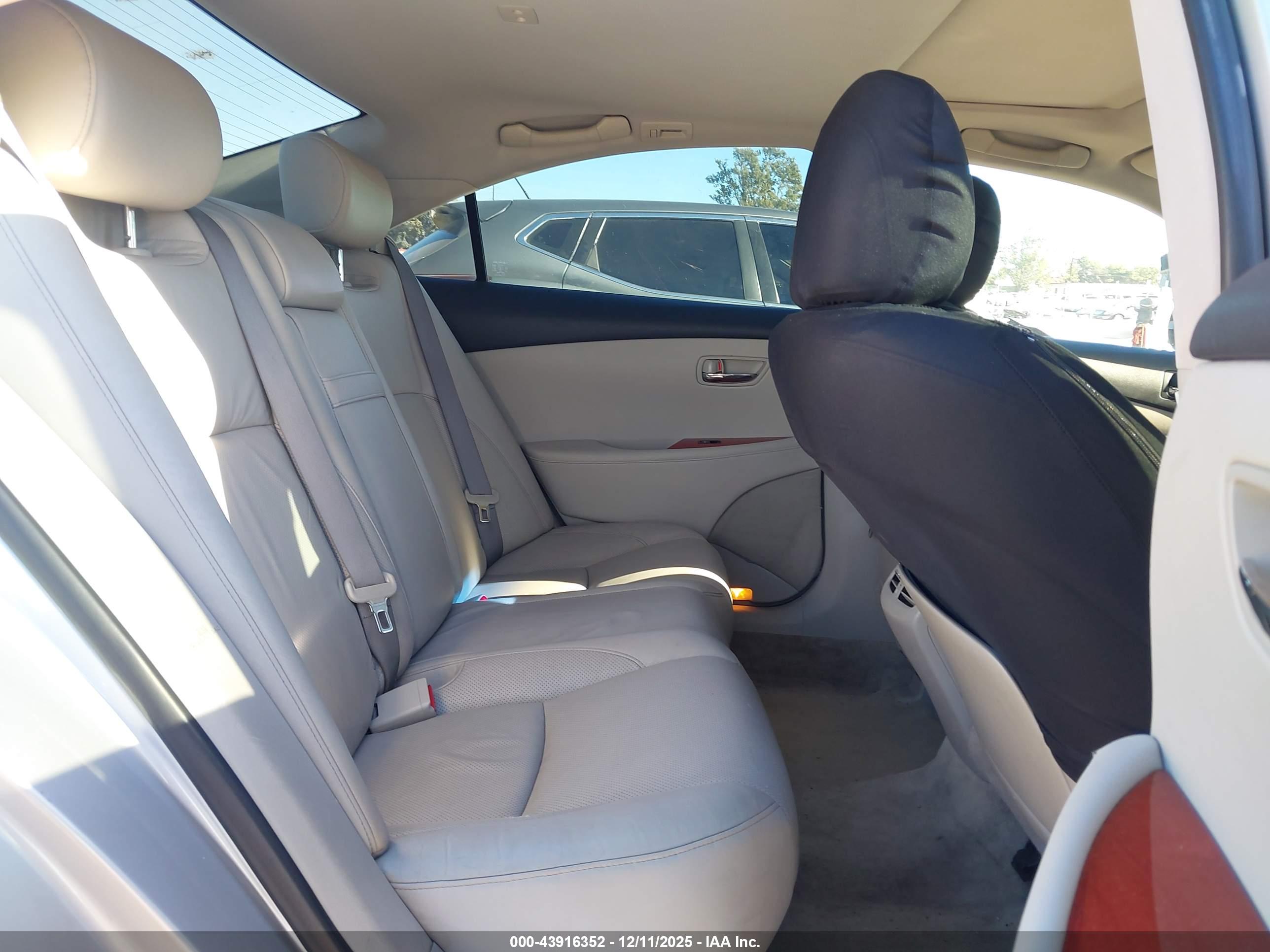 LEXUS ES image 8