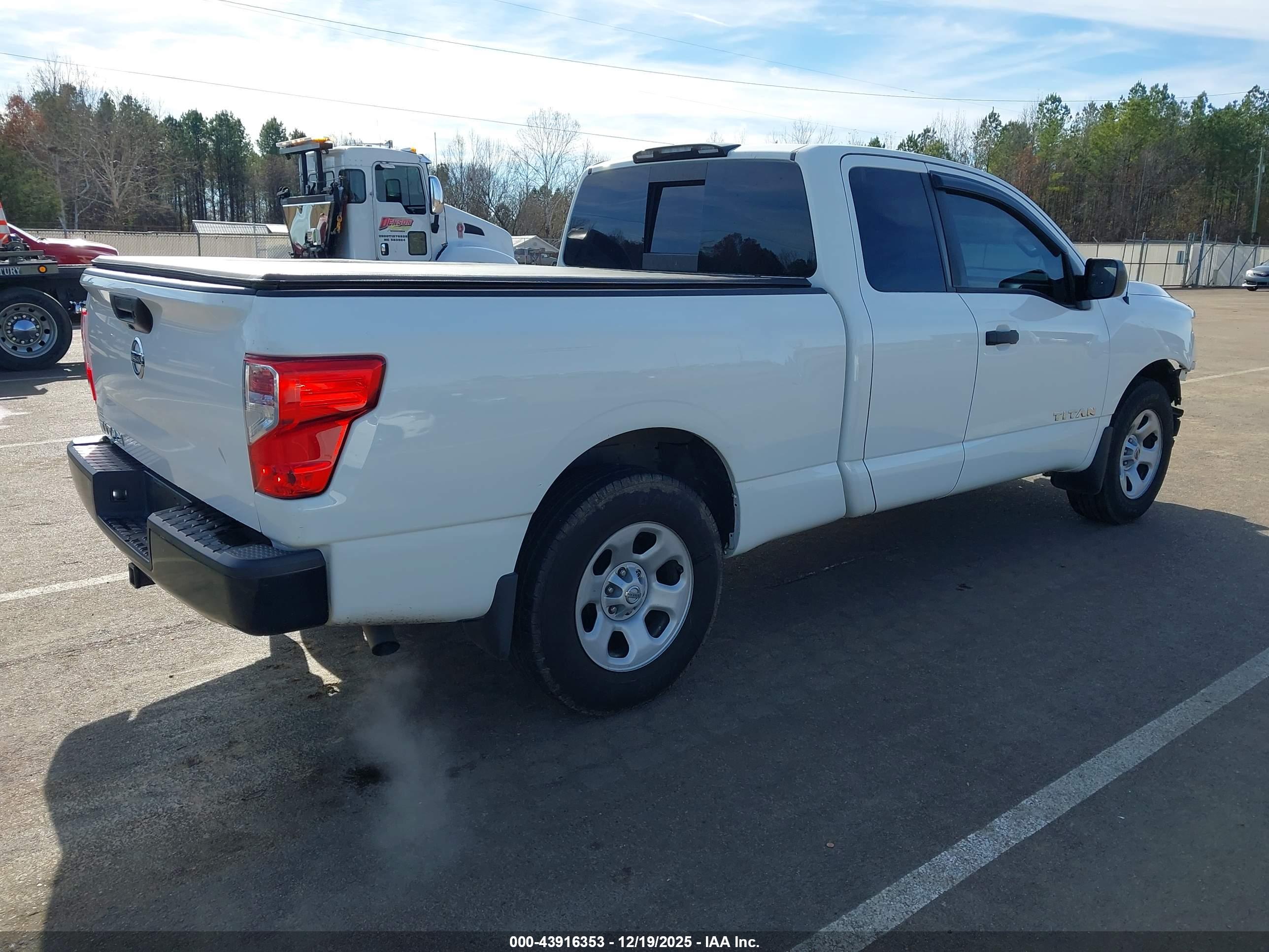 NISSAN TITAN image 4