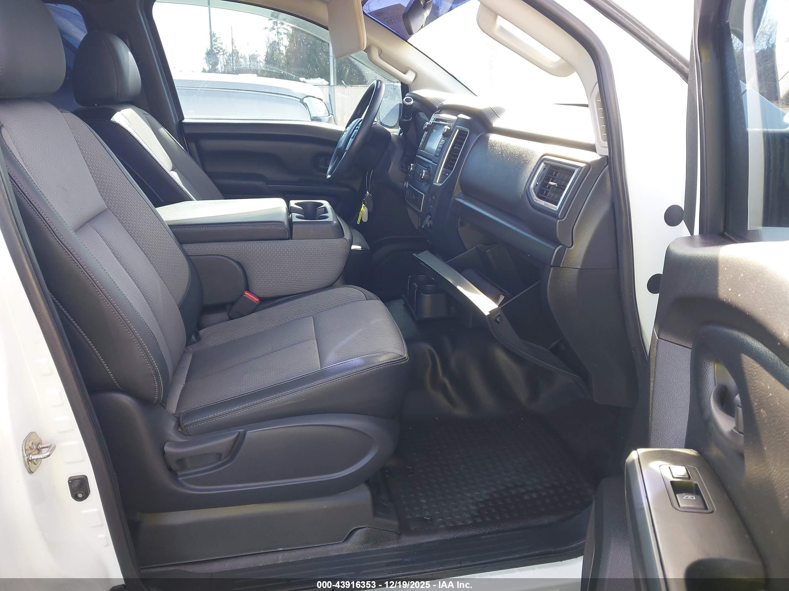 NISSAN TITAN image 5