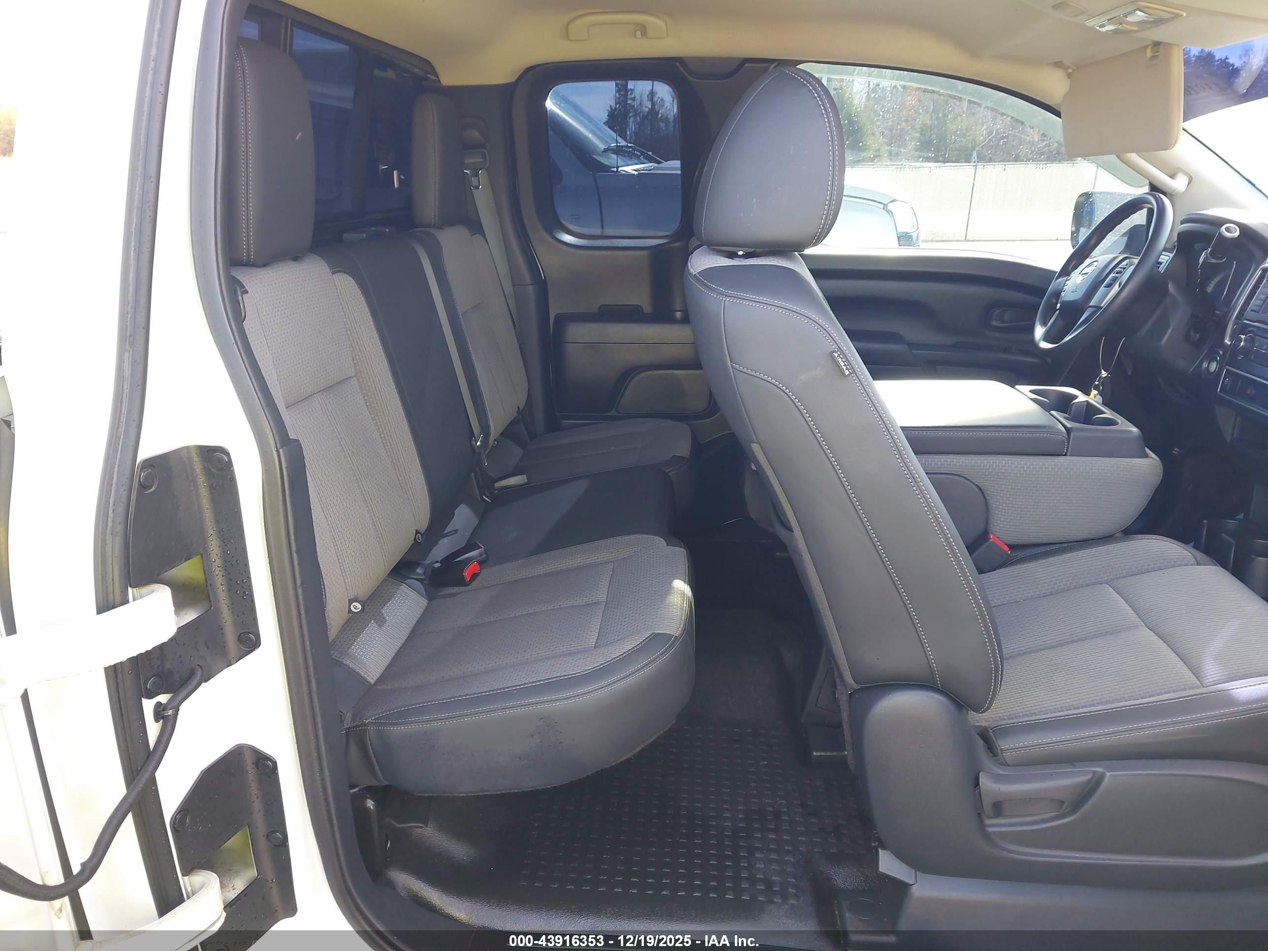 NISSAN TITAN image 8