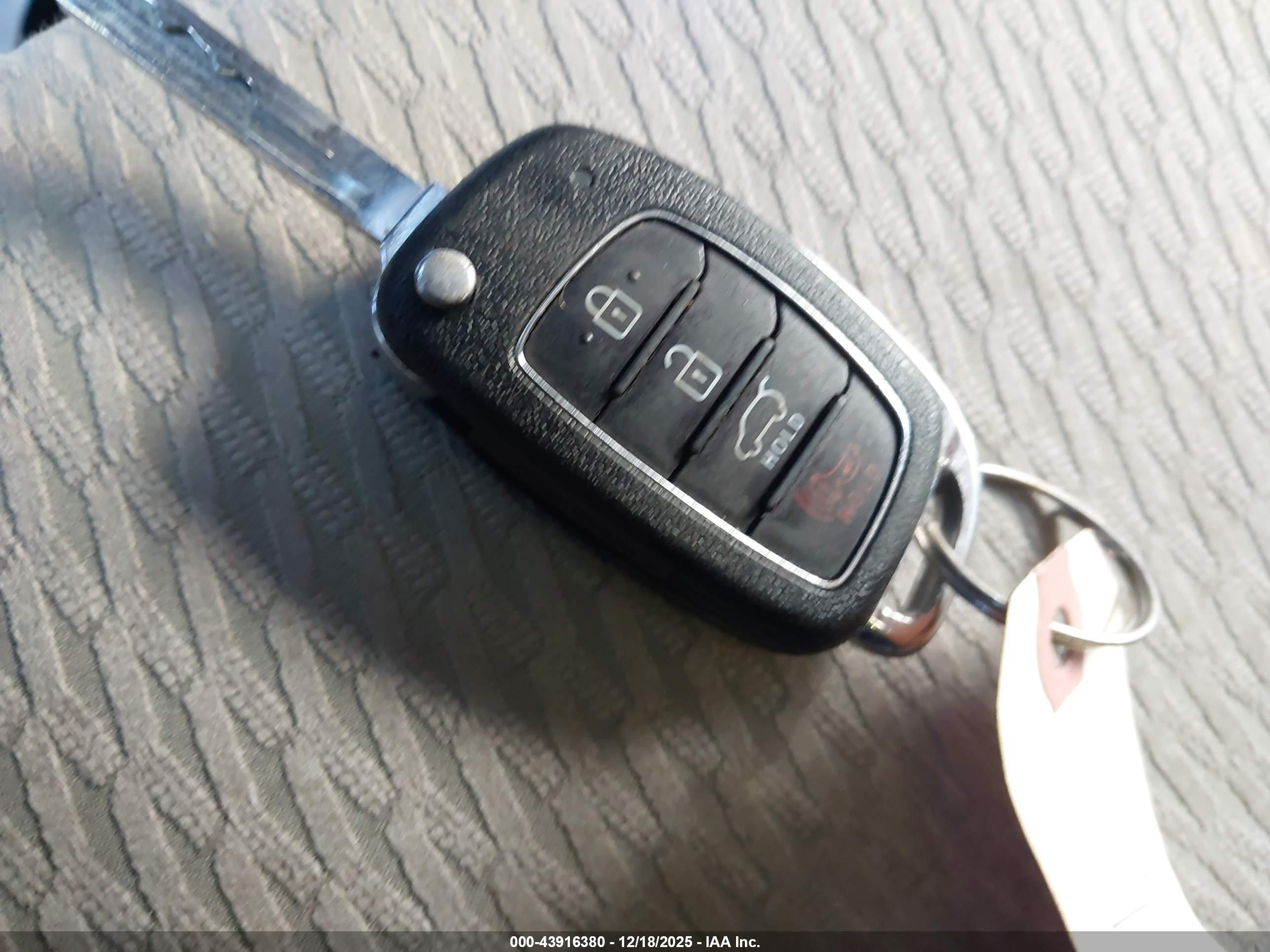 HYUNDAI SANTA image 11