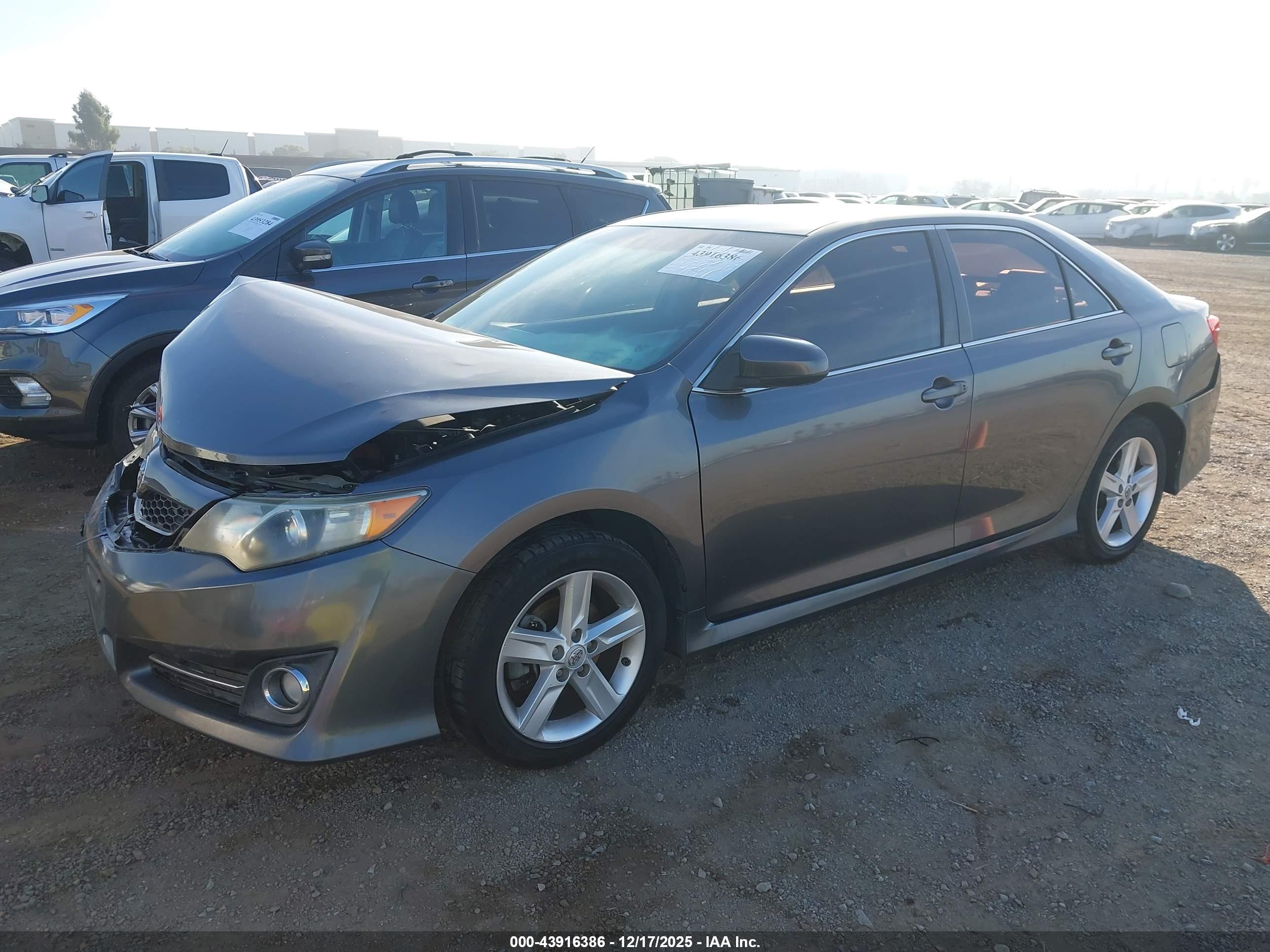 TOYOTA CAMRY image 2