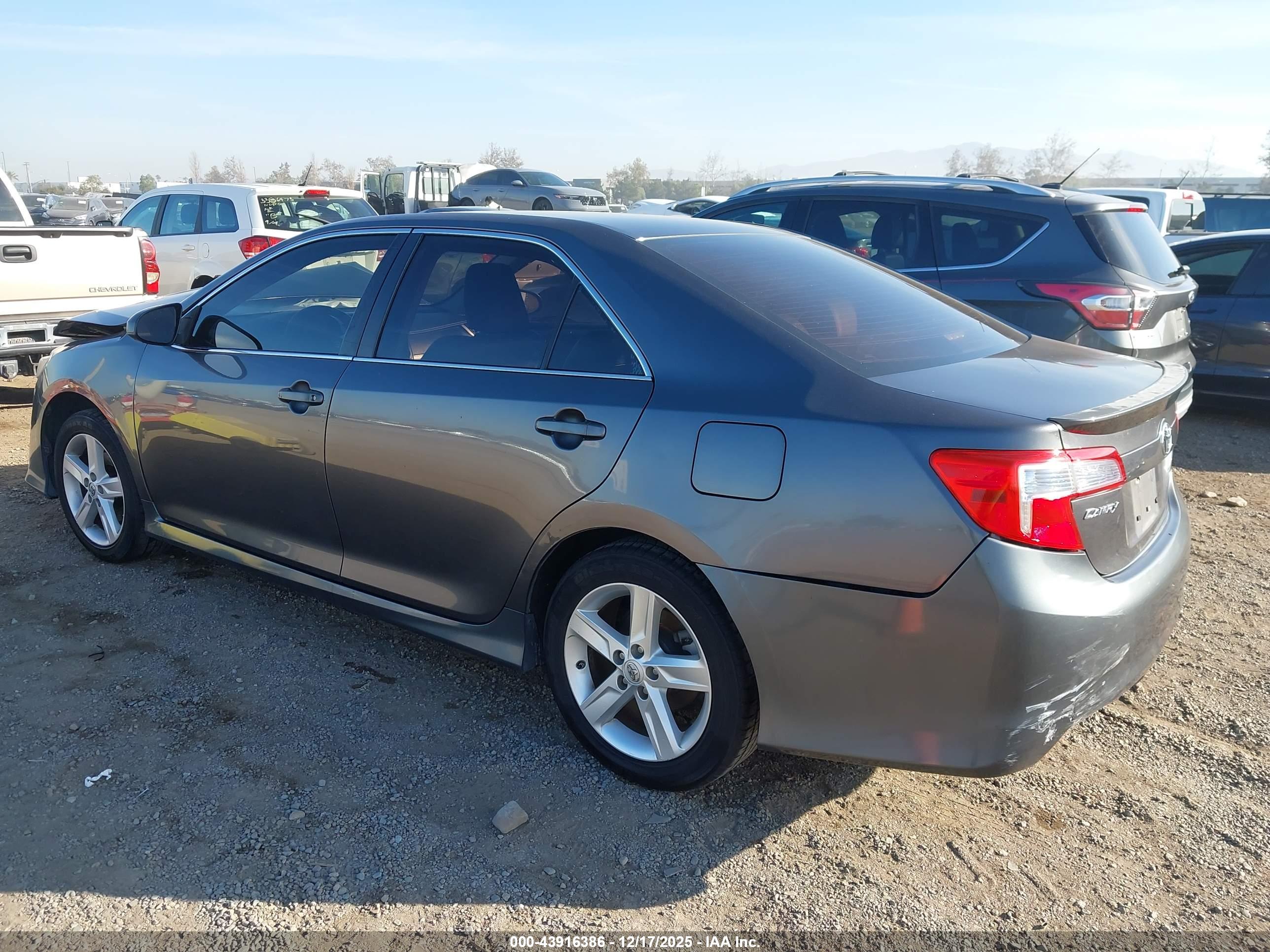 TOYOTA CAMRY image 3