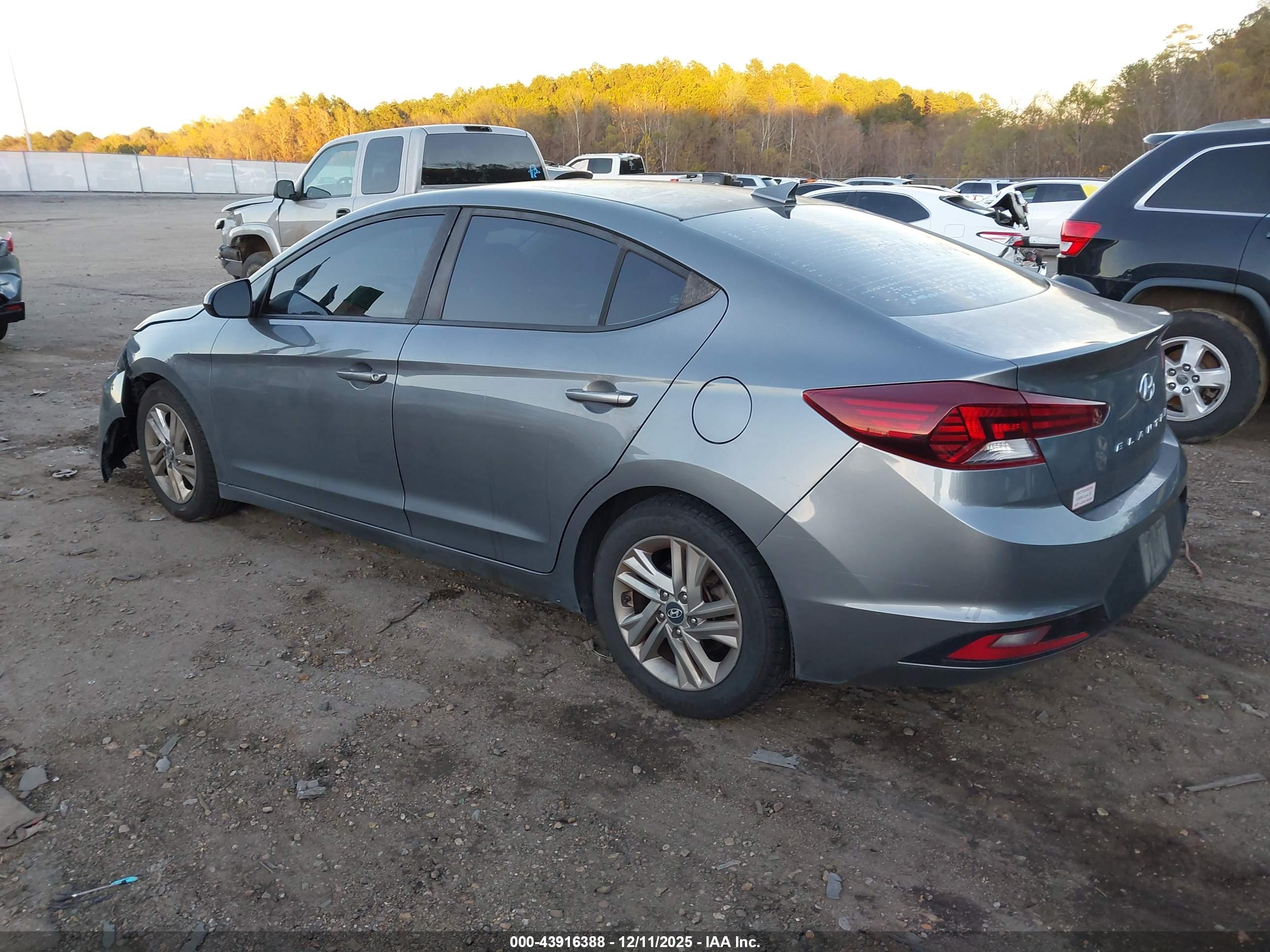 HYUNDAI ELANTRA image 3