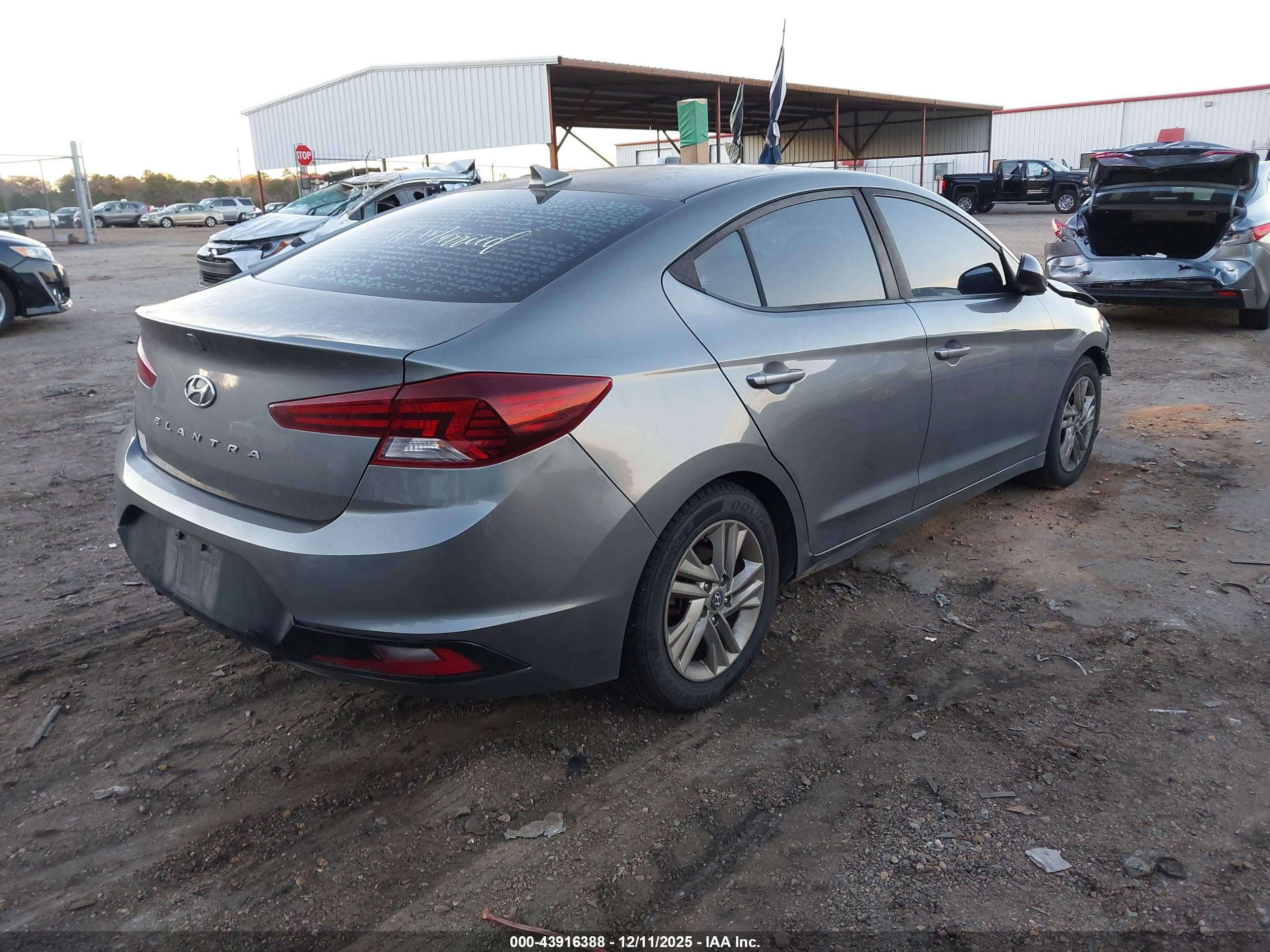 HYUNDAI ELANTRA image 4