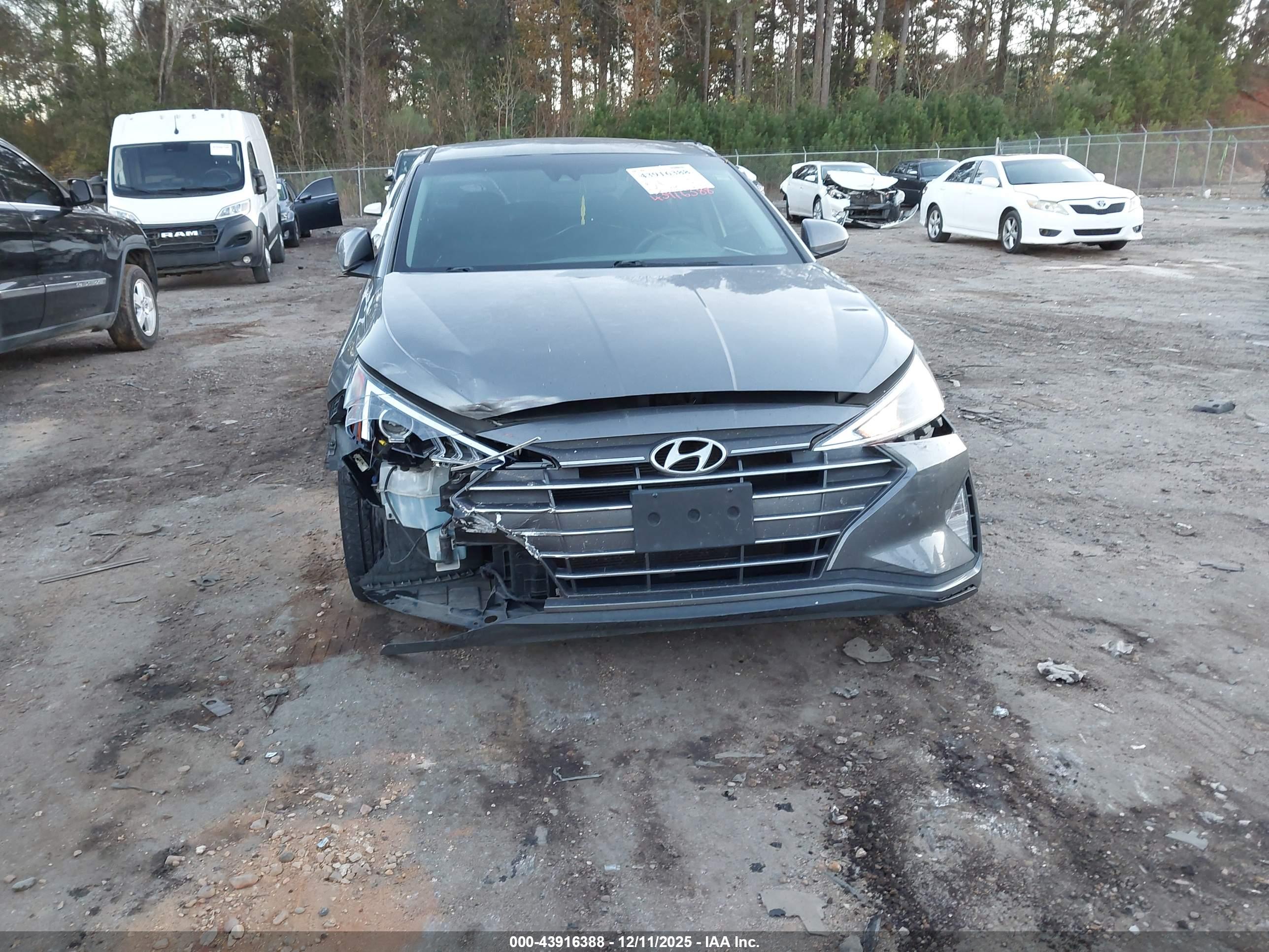 HYUNDAI ELANTRA image 6