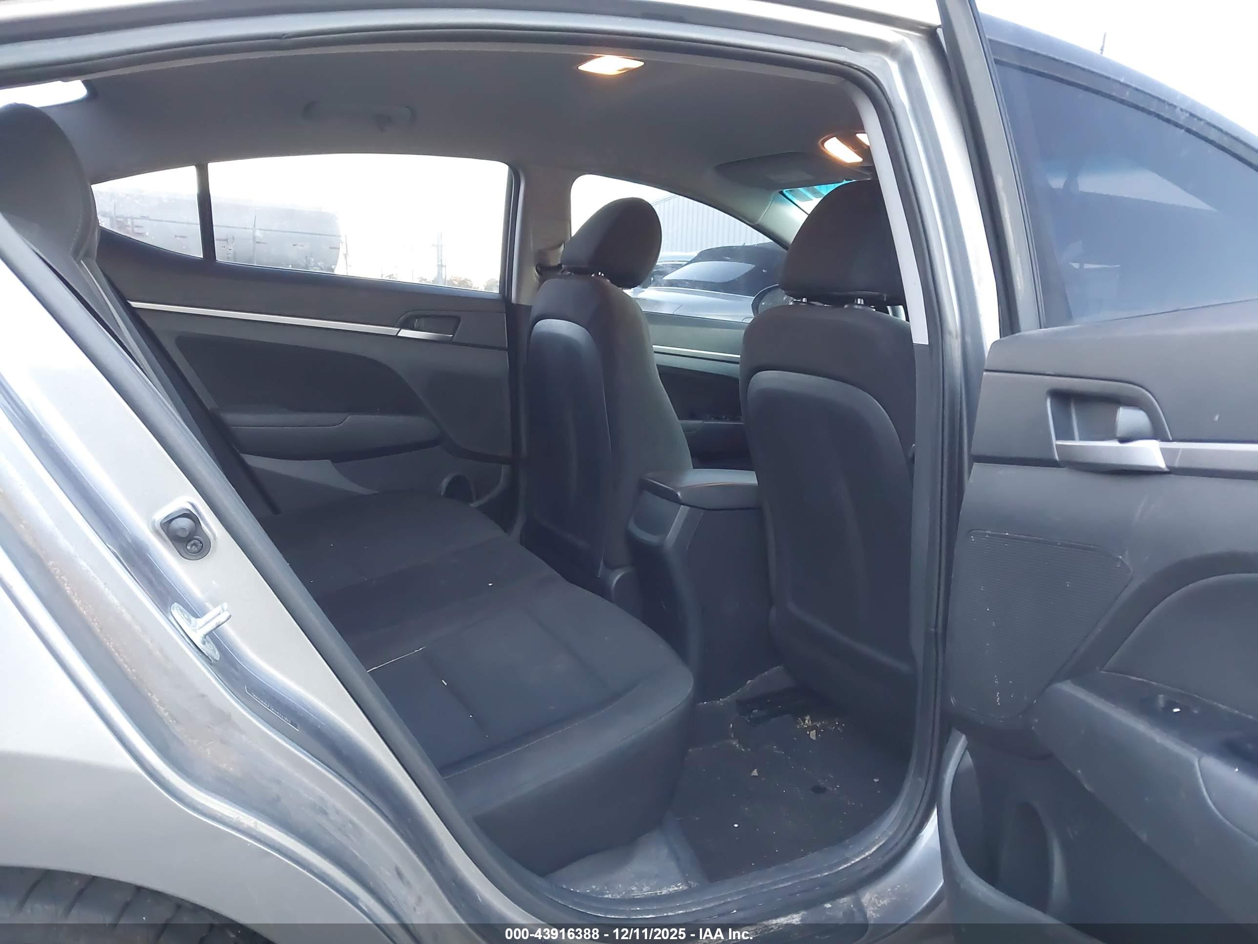 HYUNDAI ELANTRA image 8
