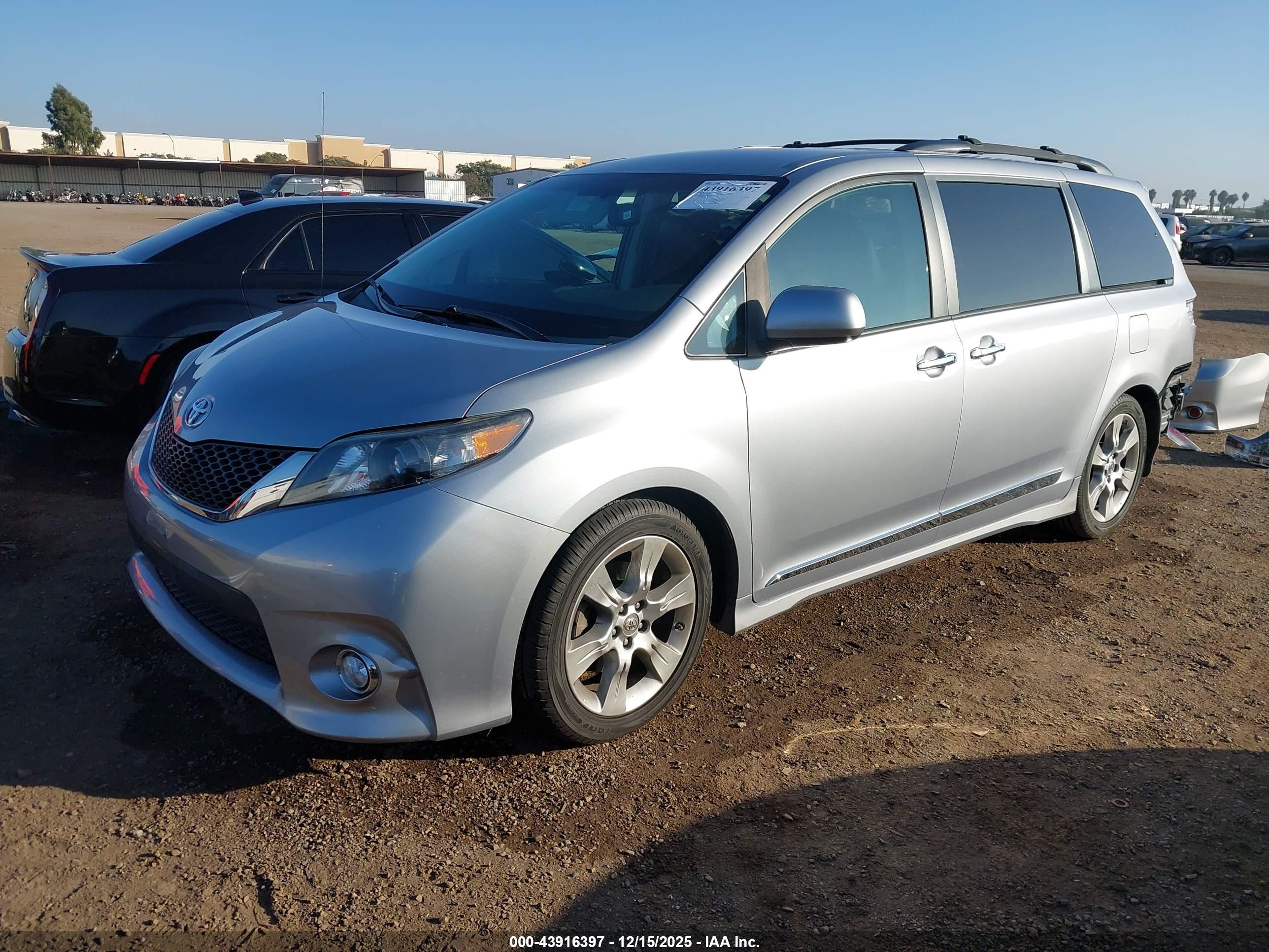 TOYOTA SIENNA image 2