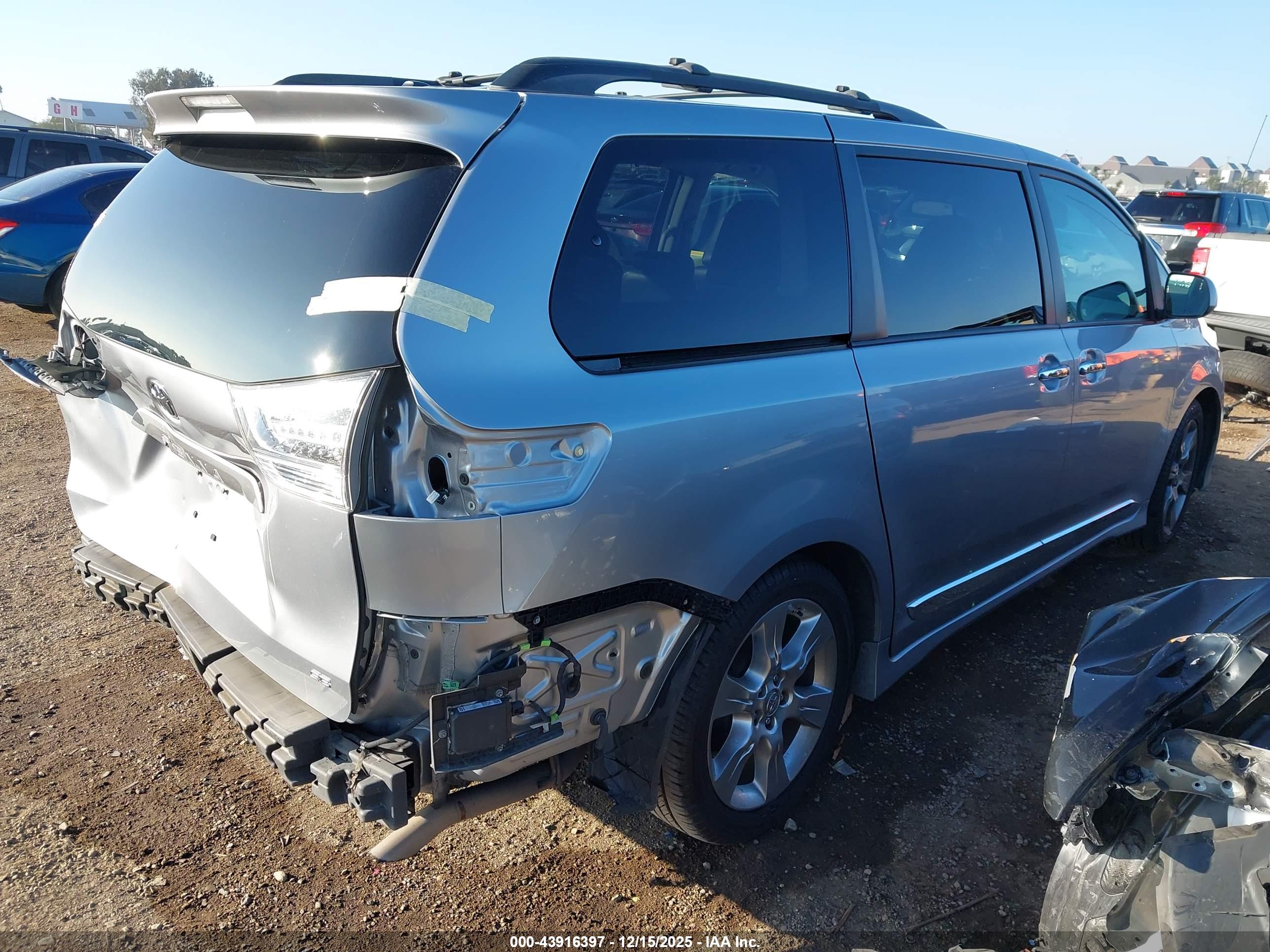 TOYOTA SIENNA image 4