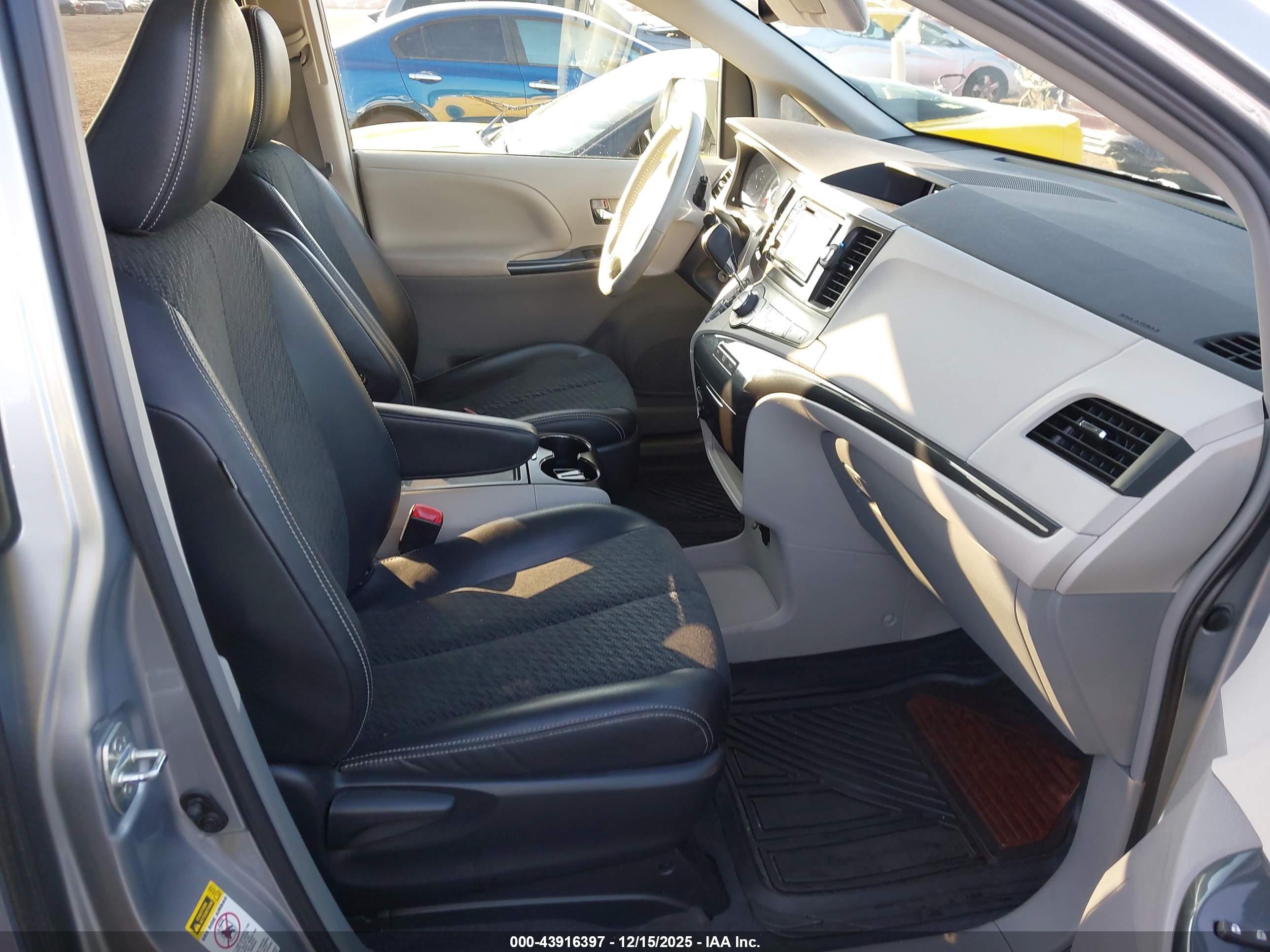 TOYOTA SIENNA image 5