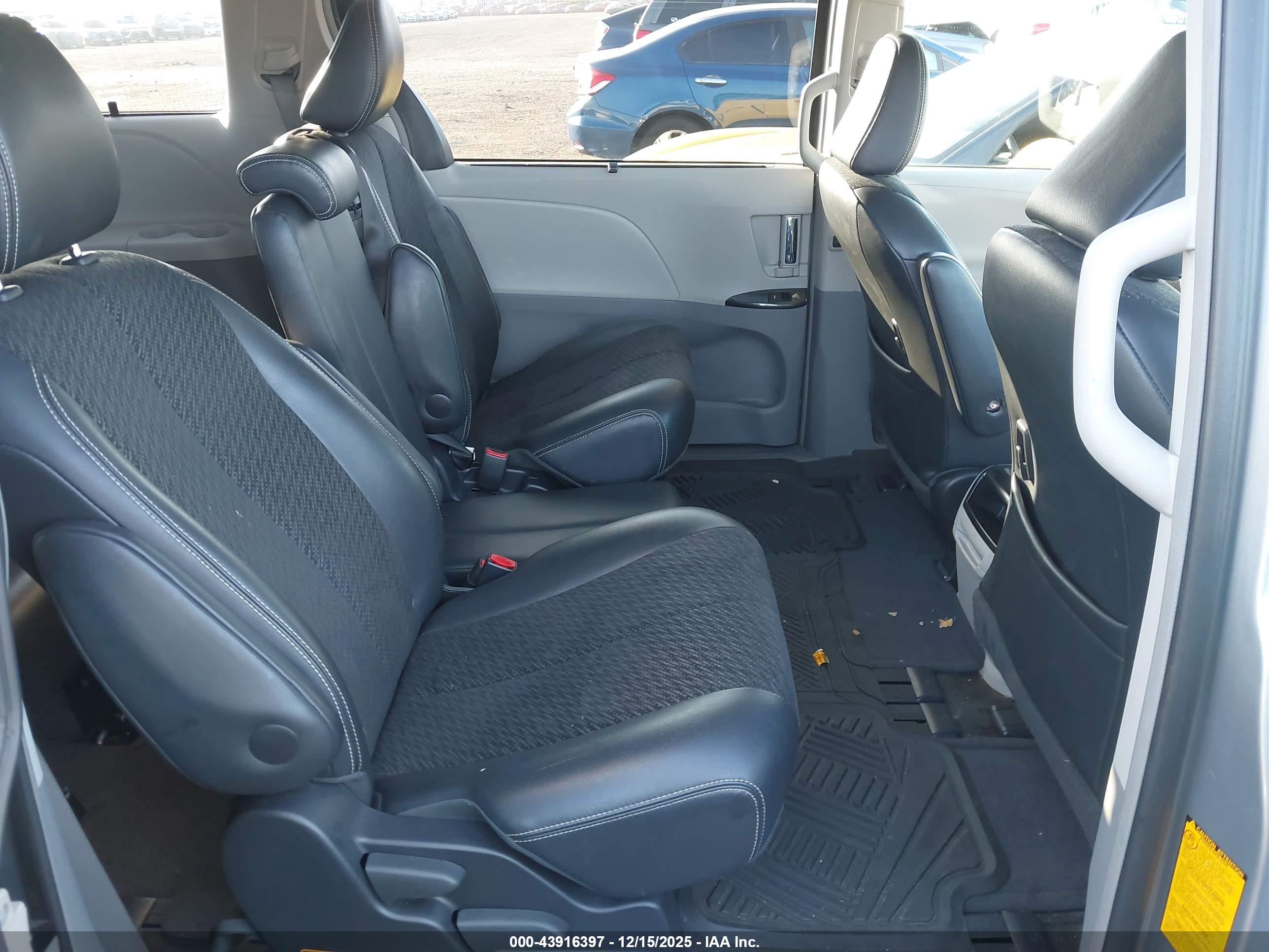 TOYOTA SIENNA image 8