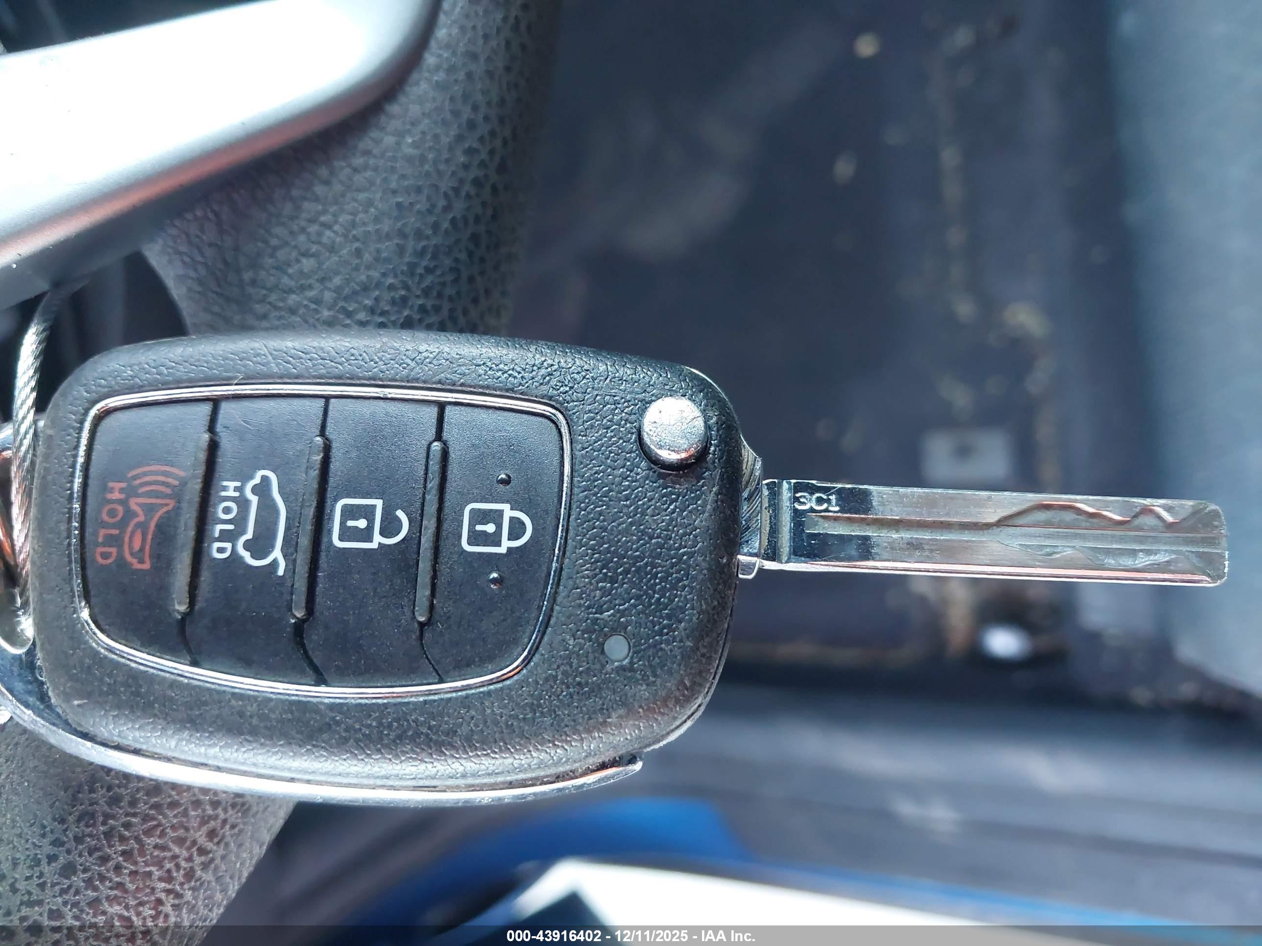 HYUNDAI TUCSON image 11
