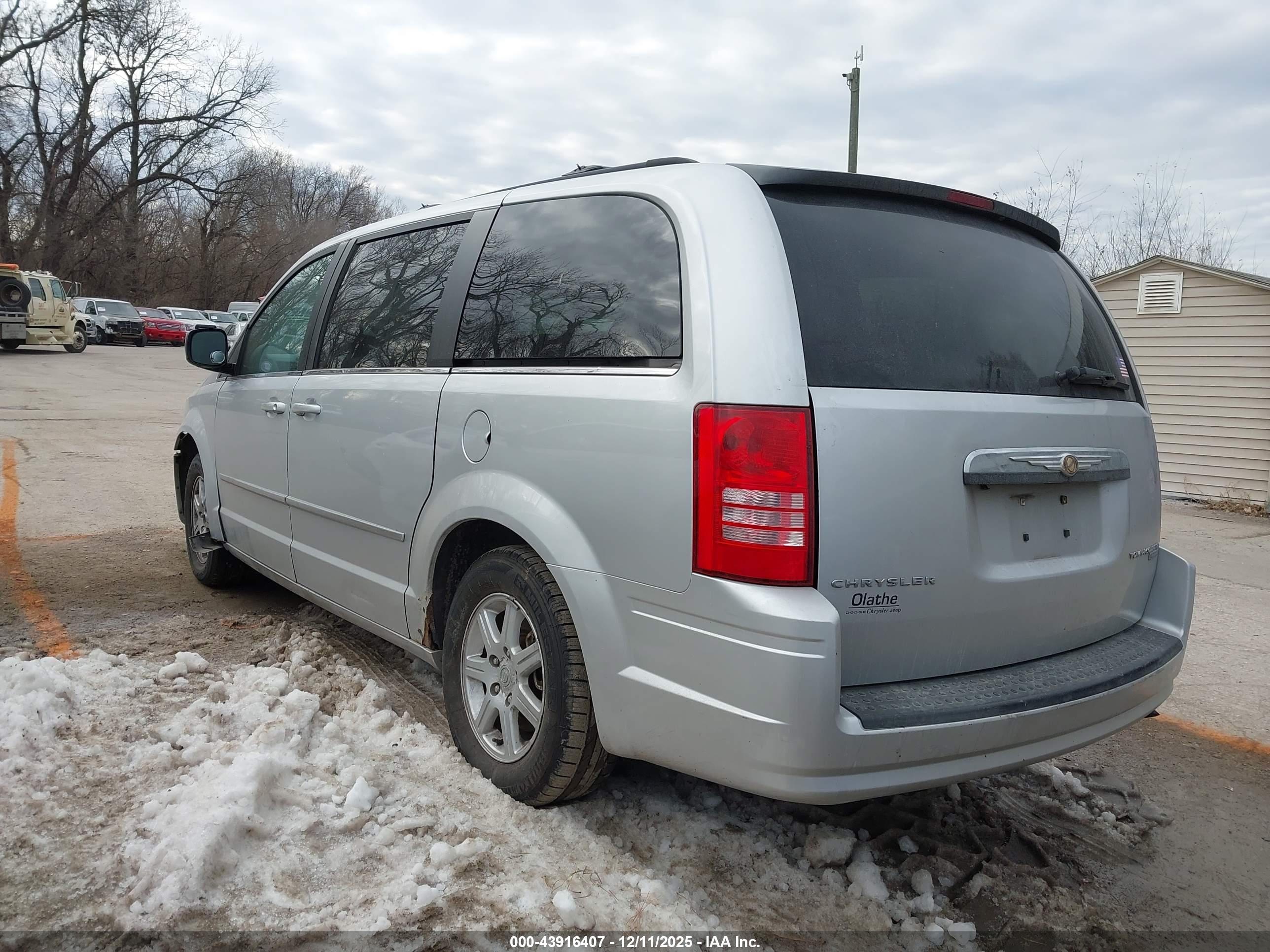 CHRYSLER TOWN image 3
