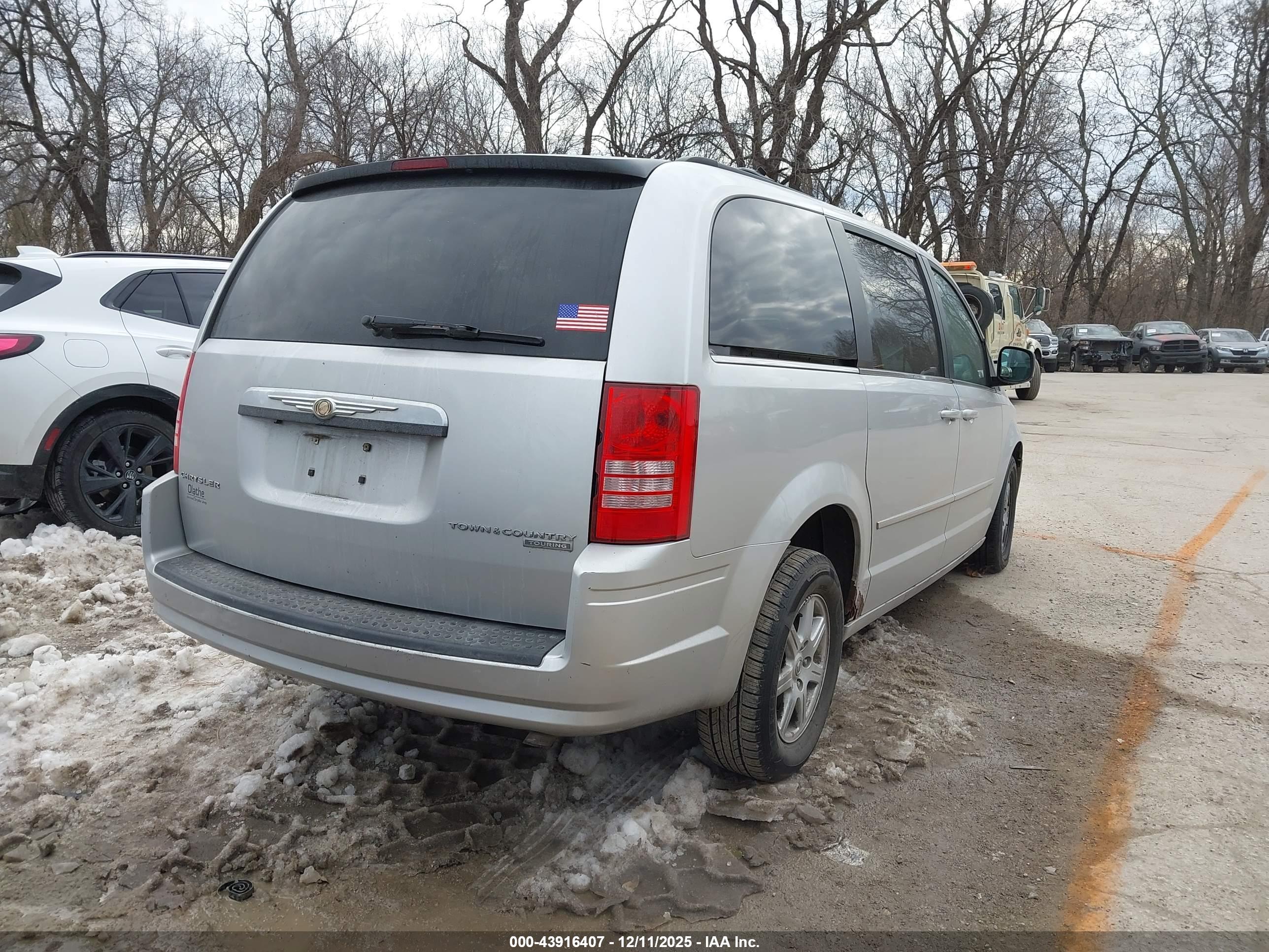 CHRYSLER TOWN image 4