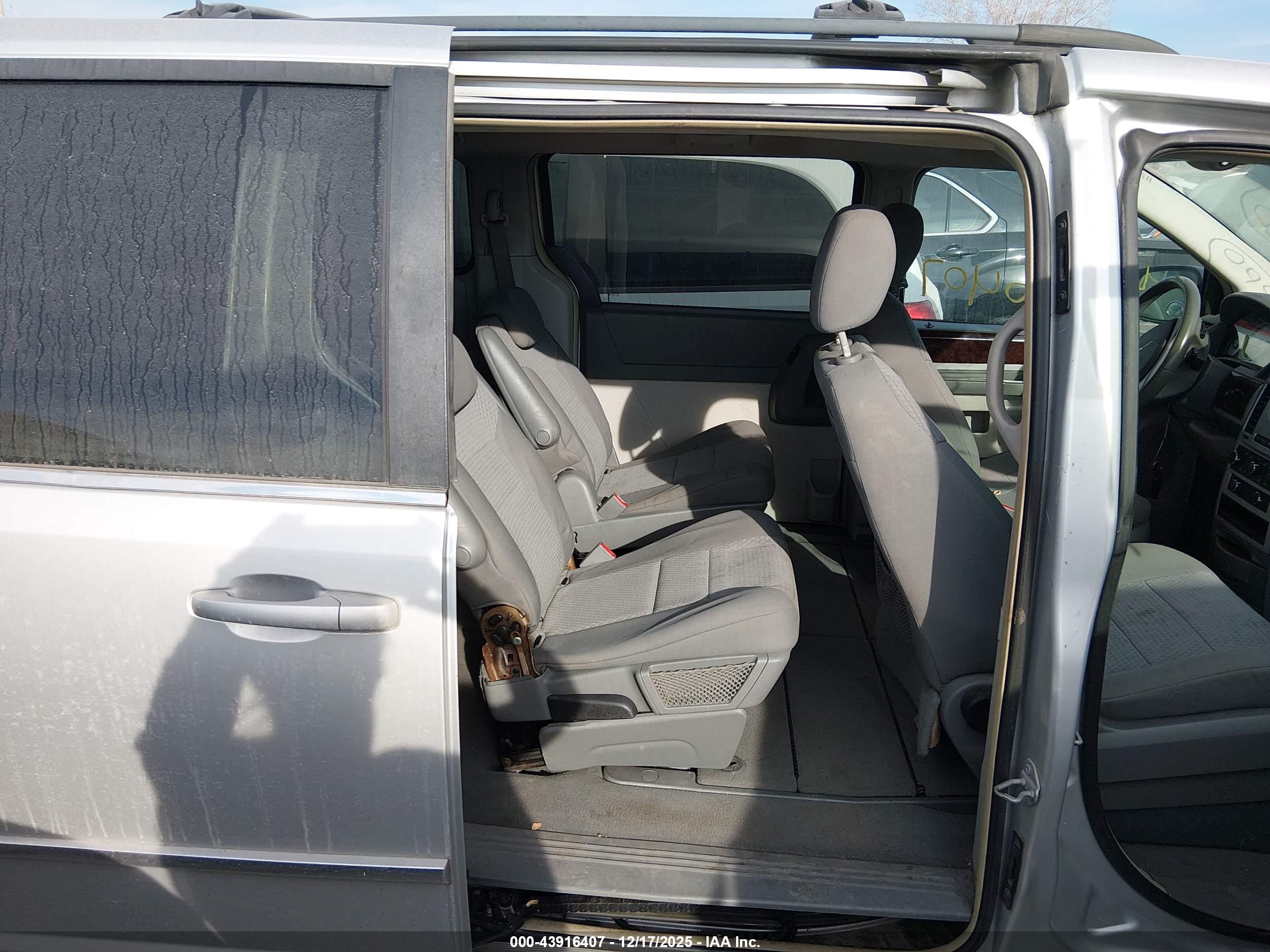 CHRYSLER TOWN image 8