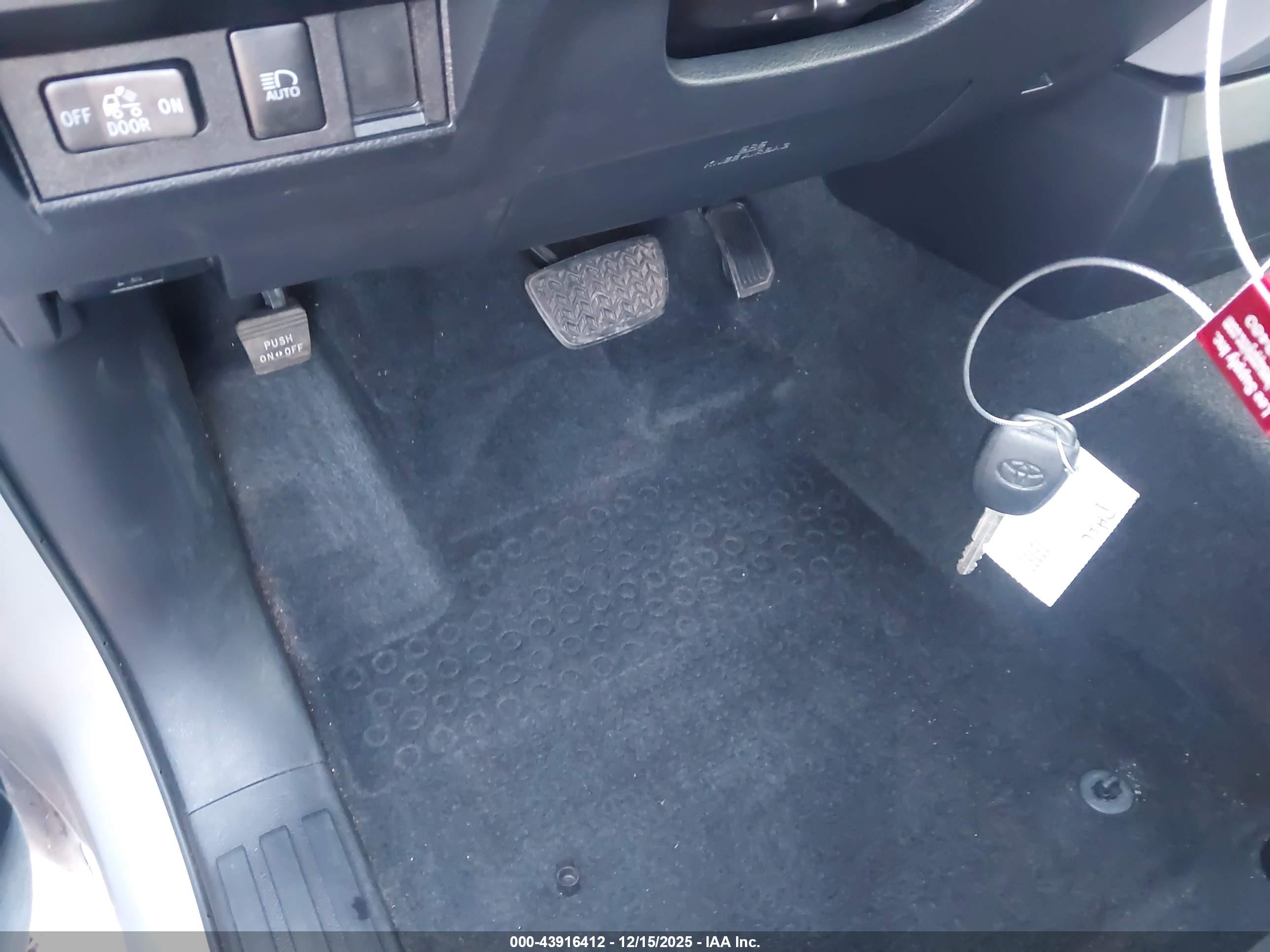 TOYOTA TUNDRA image 11