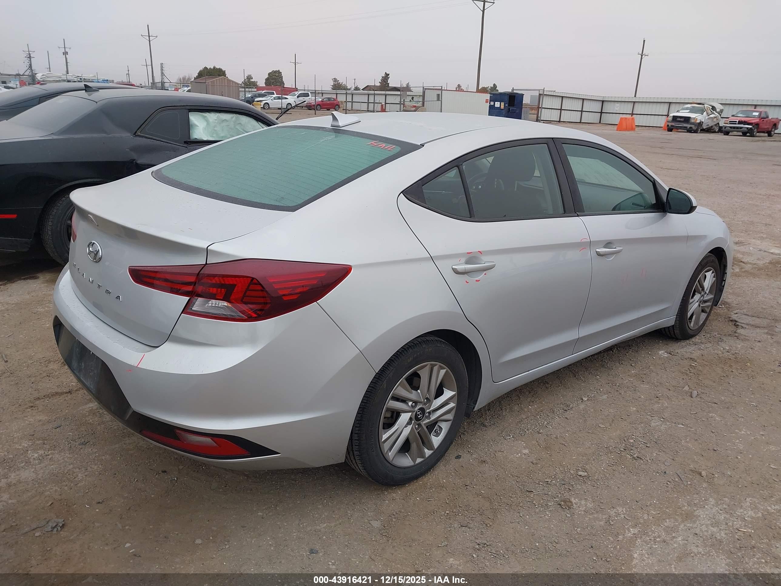 HYUNDAI ELANTRA image 4