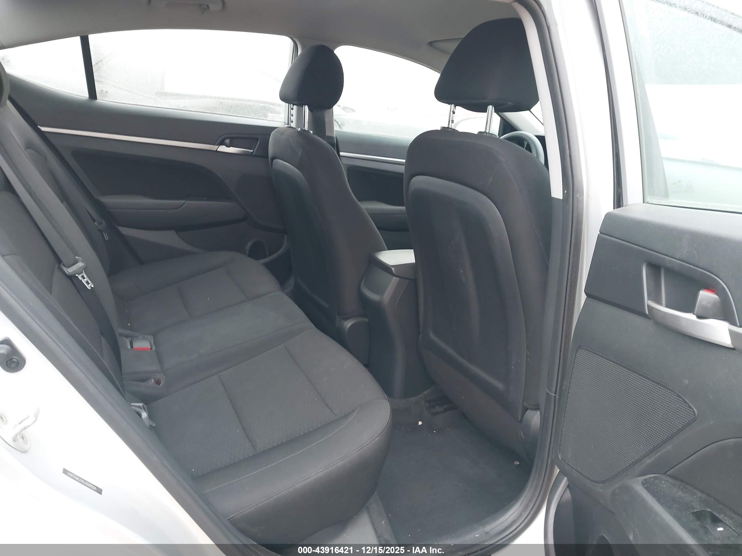 HYUNDAI ELANTRA image 8