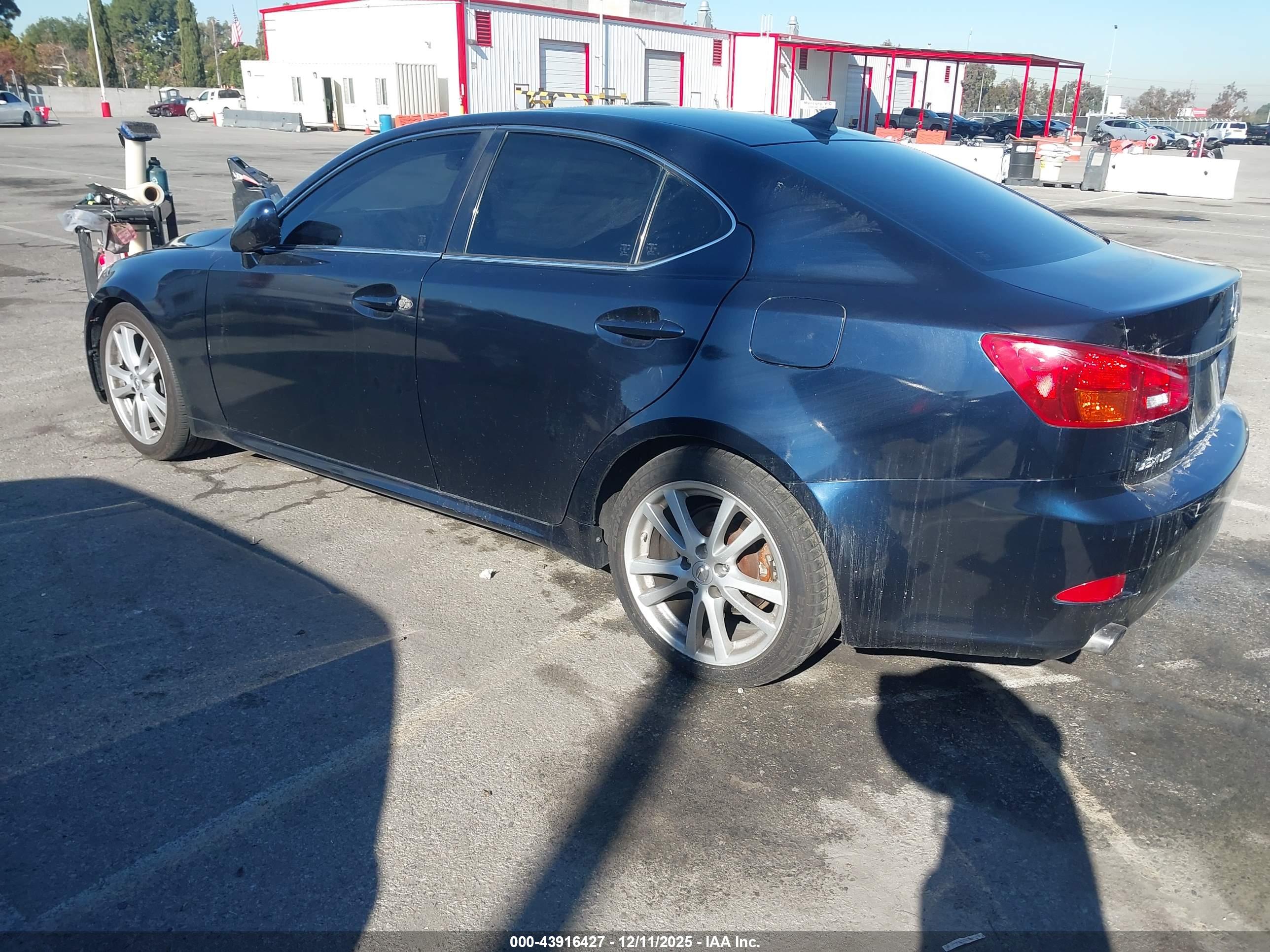 LEXUS IS image 3