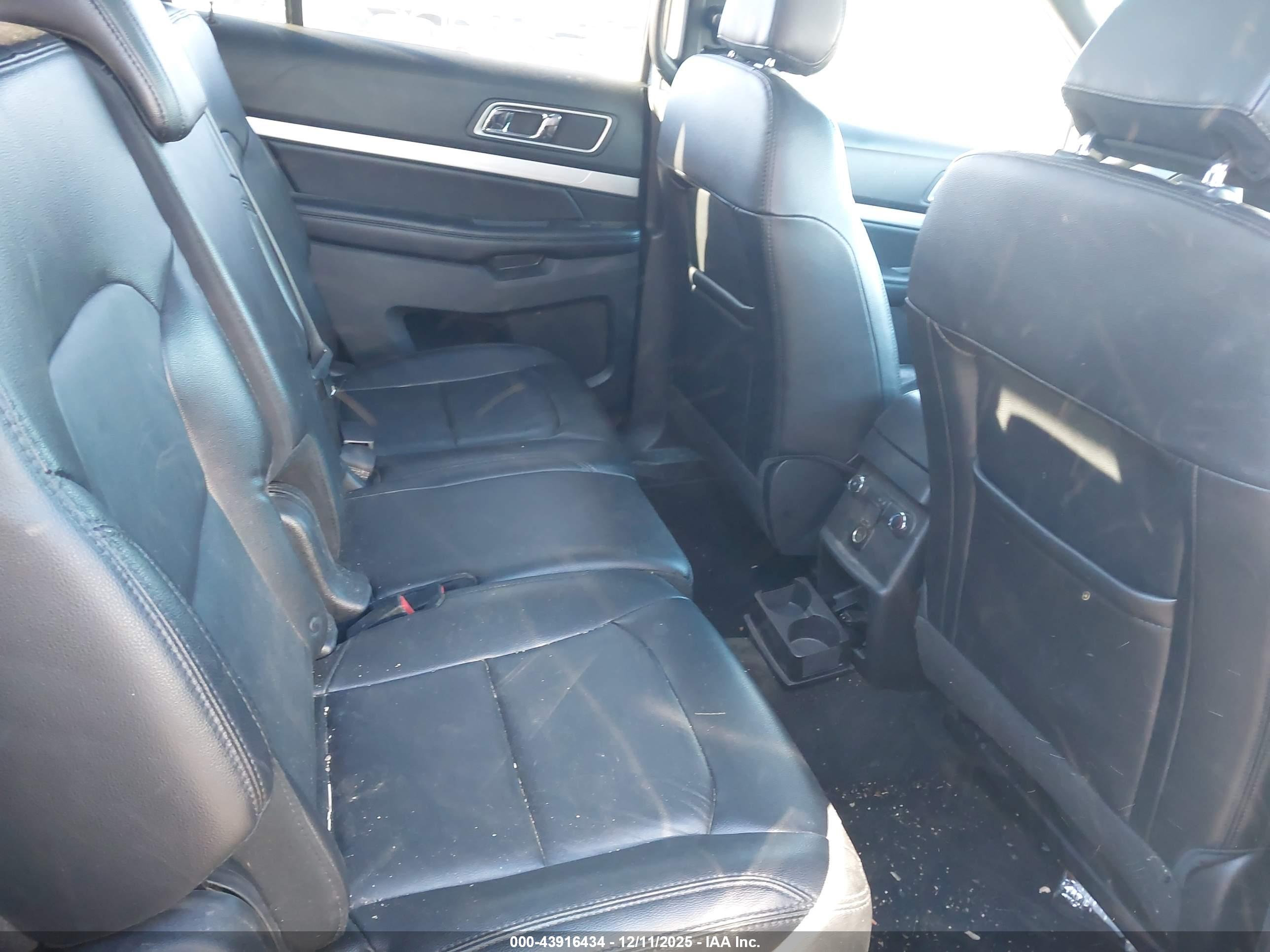 FORD EXPLORER image 8