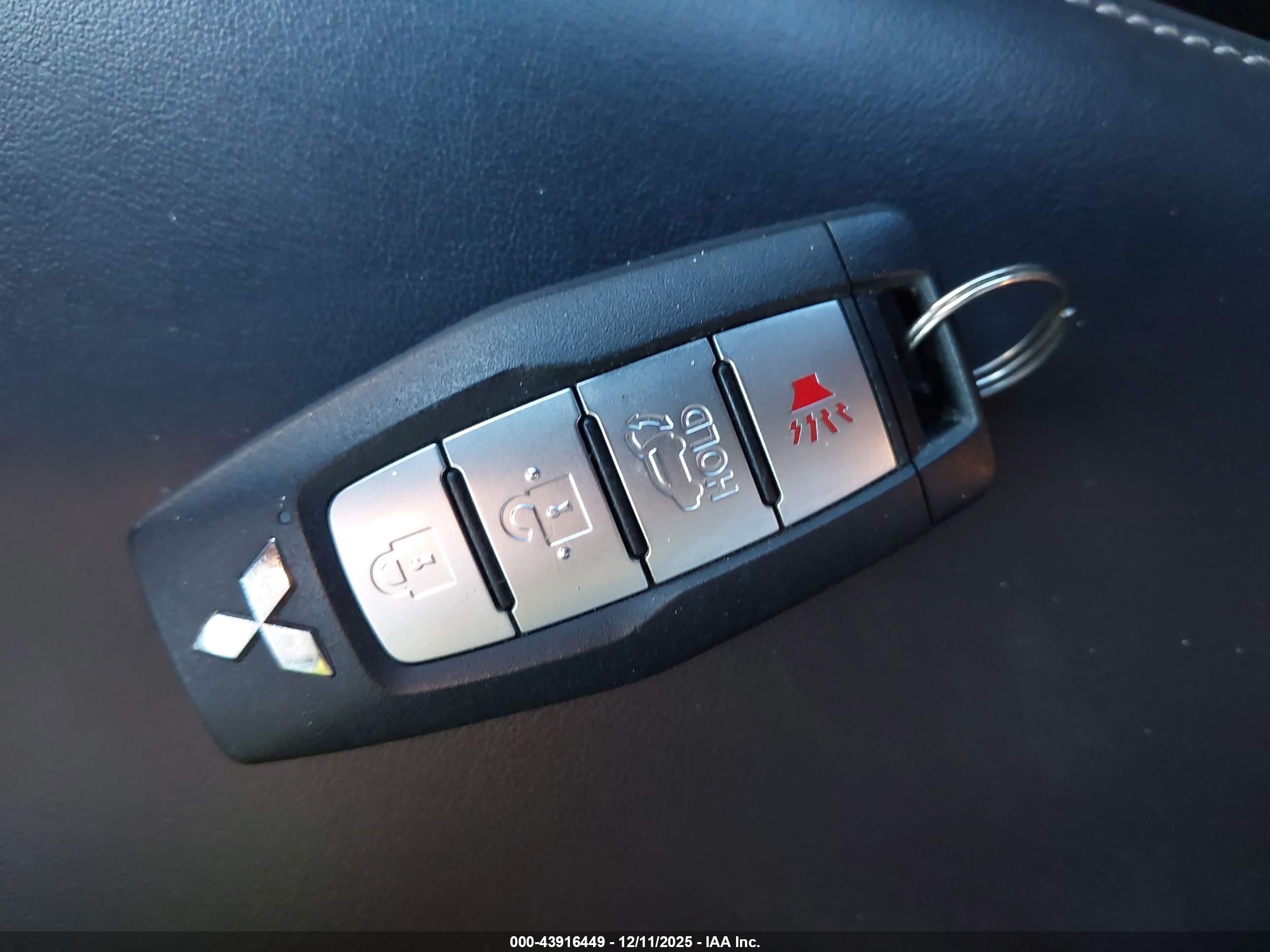 MITSUBISHI OUTLANDER image 11