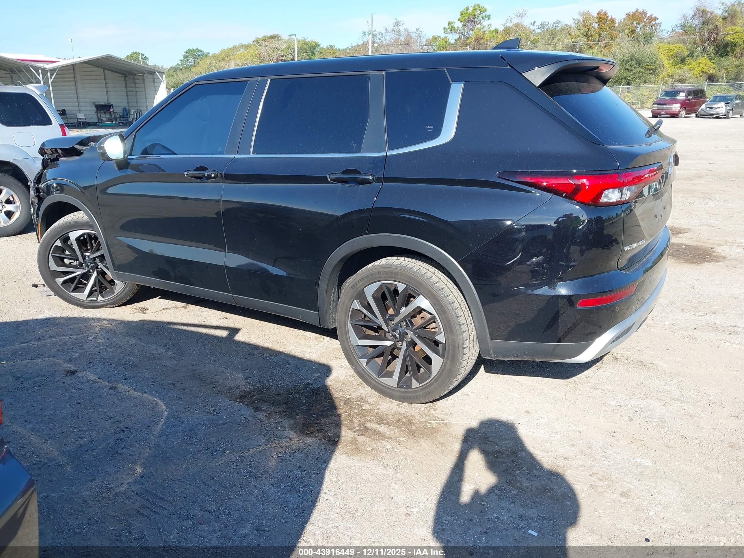 MITSUBISHI OUTLANDER image 3