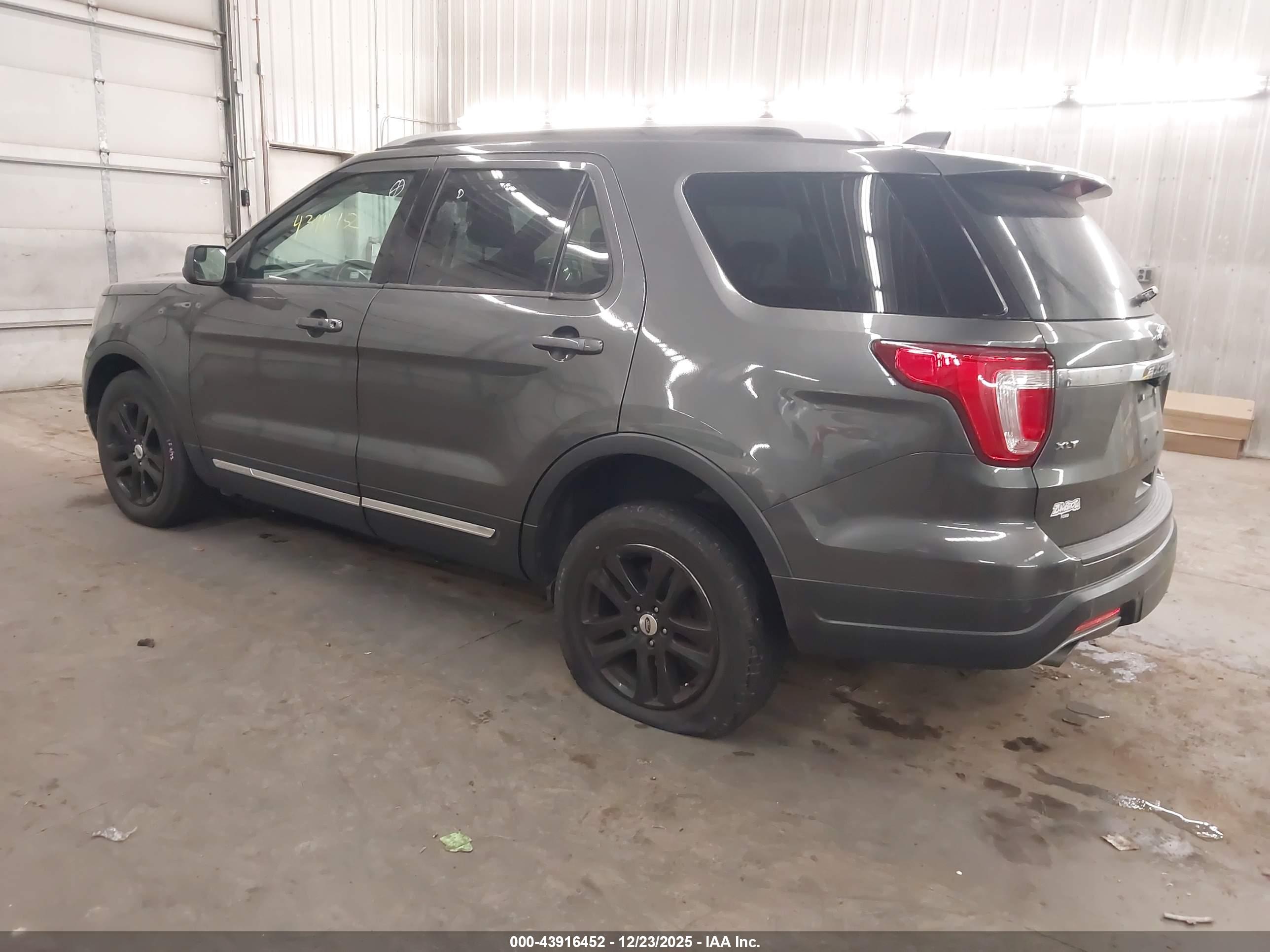 FORD EXPLORER image 3