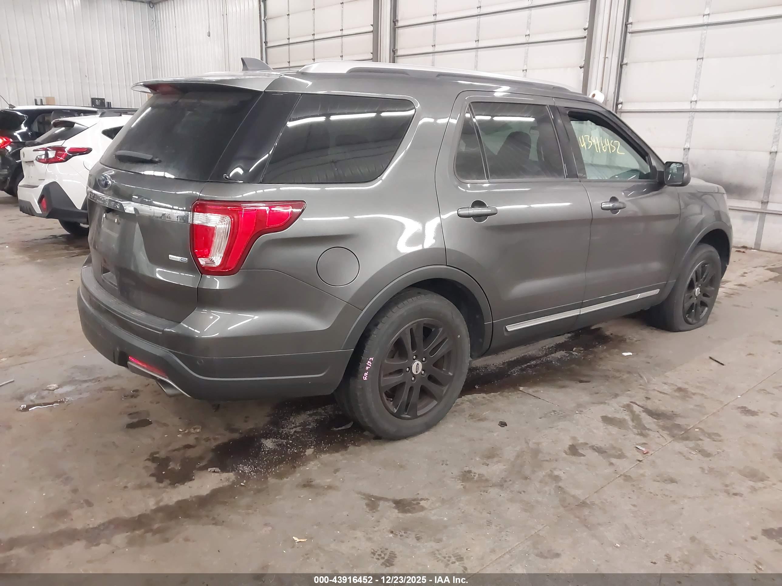 FORD EXPLORER image 4