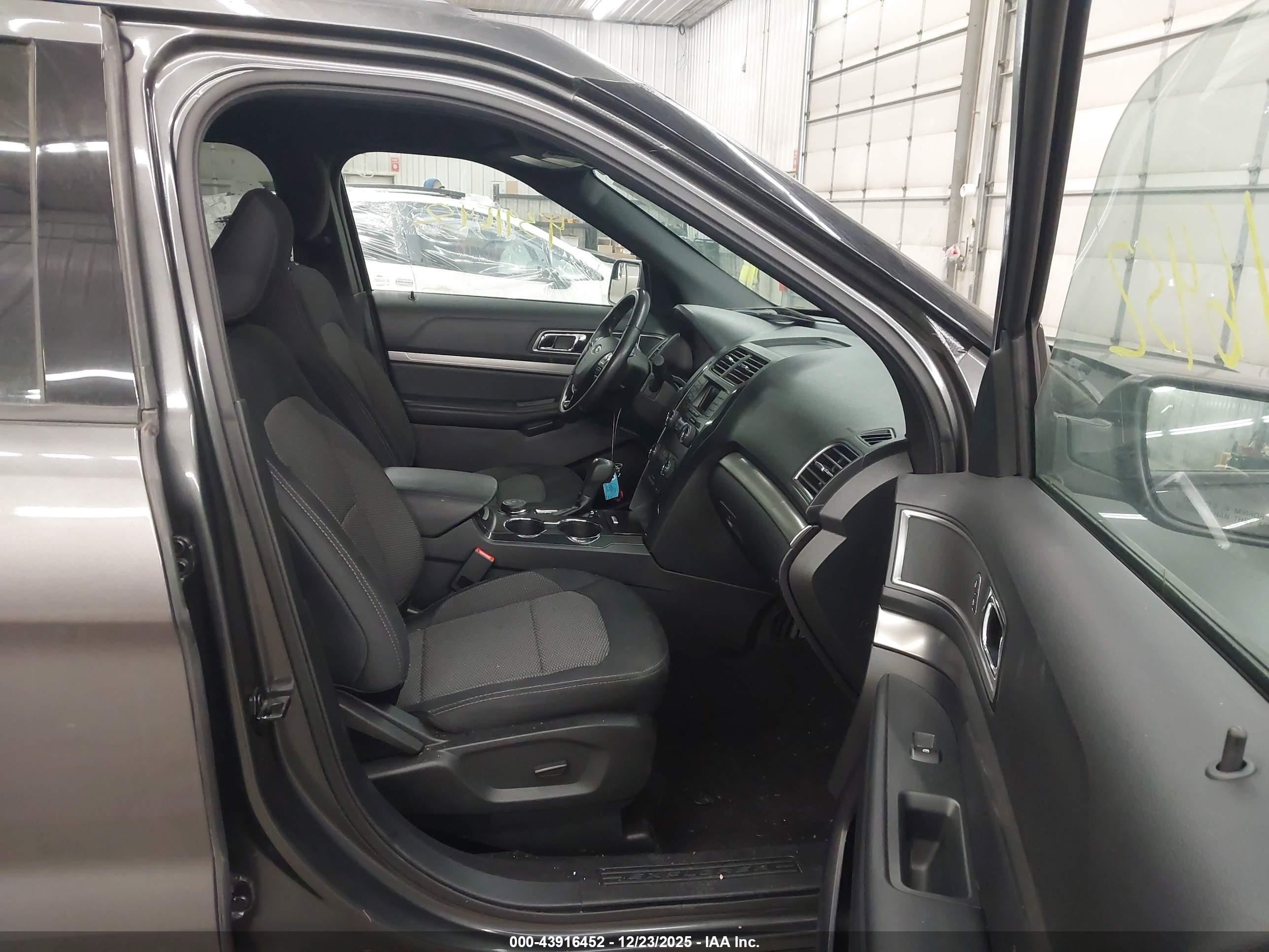 FORD EXPLORER image 5