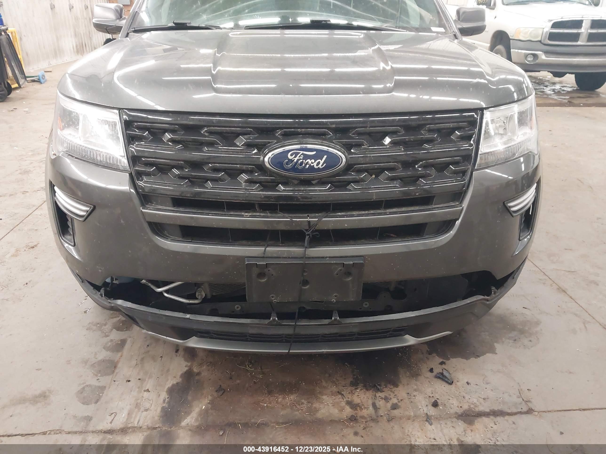 FORD EXPLORER image 6