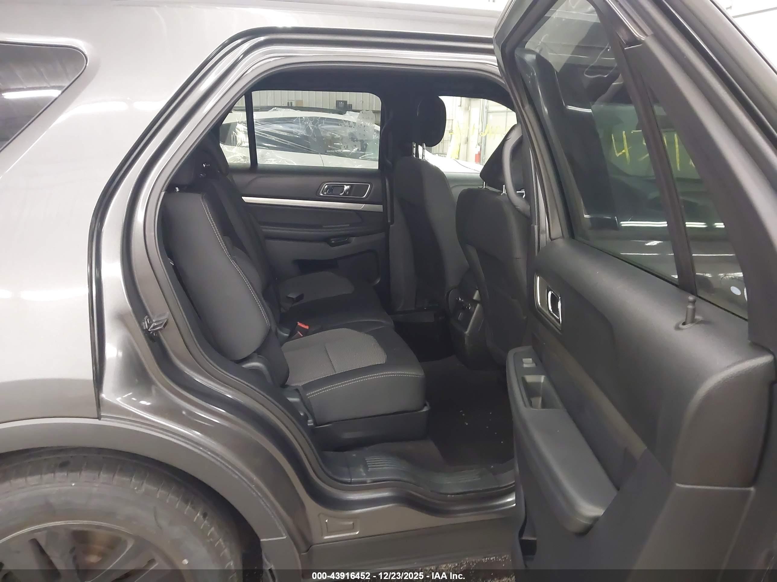 FORD EXPLORER image 8
