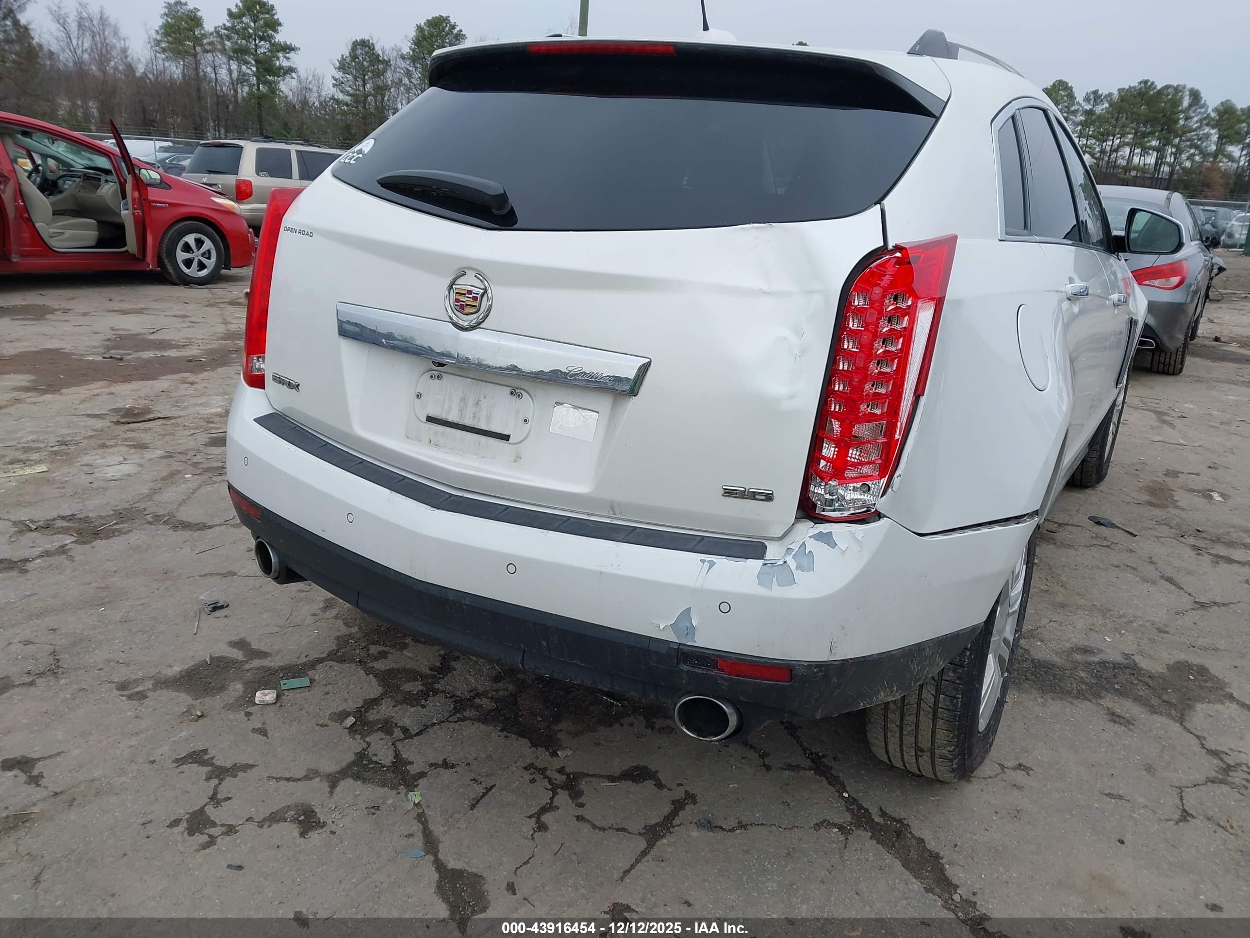 CADILLAC SRX image 6