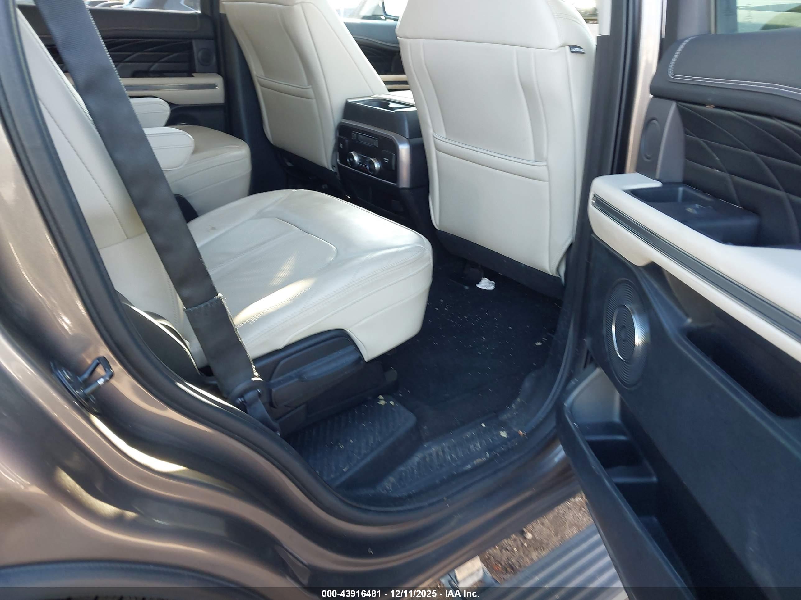FORD EXPEDITION image 8
