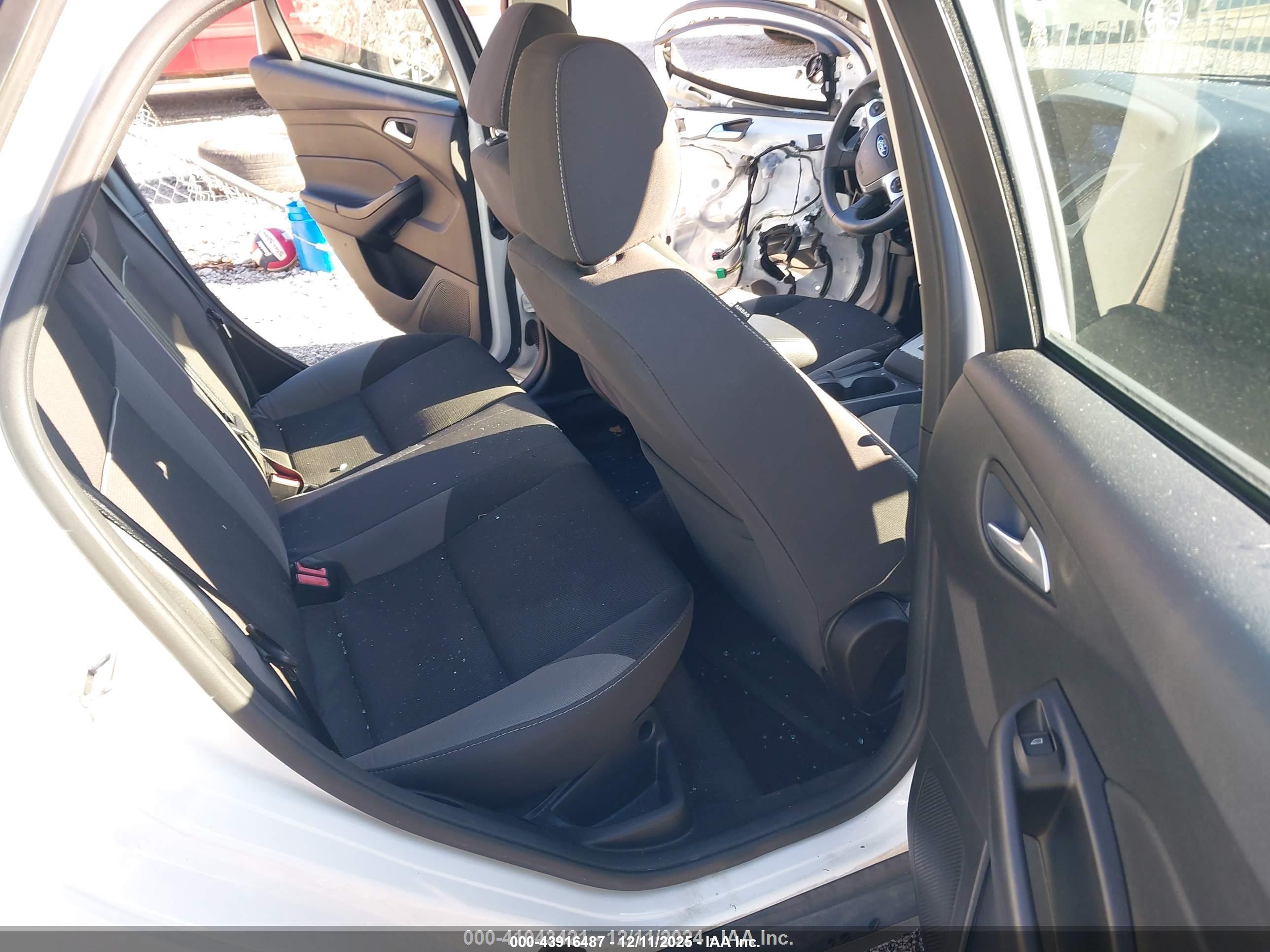 FORD FOCUS image 8