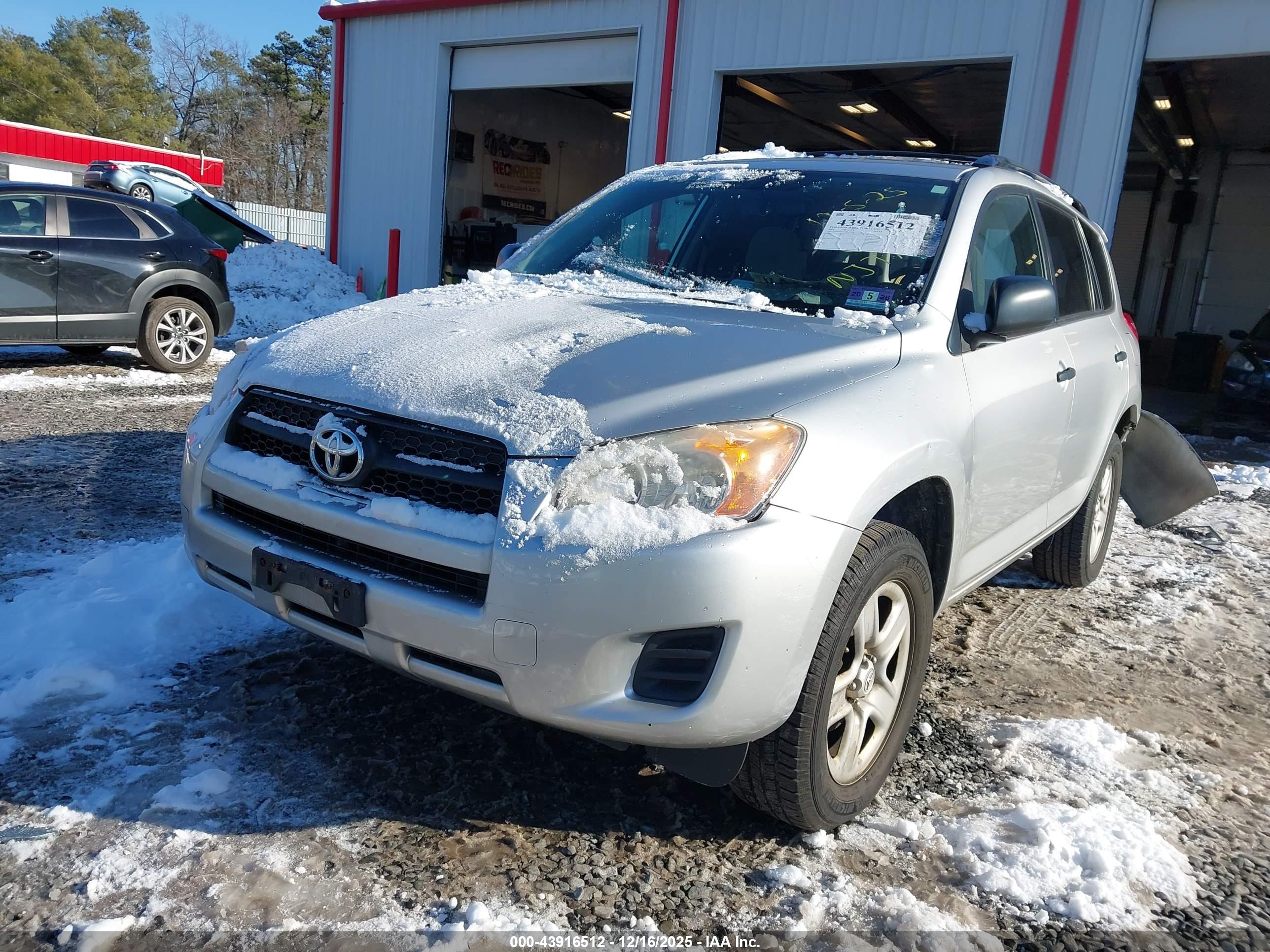 TOYOTA RAV4 image 2
