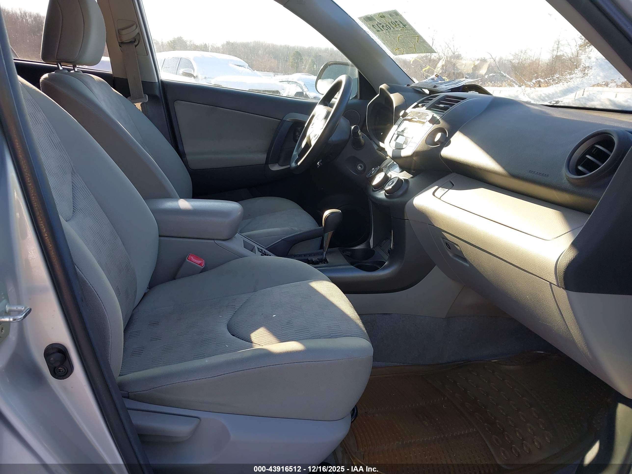 TOYOTA RAV4 image 5