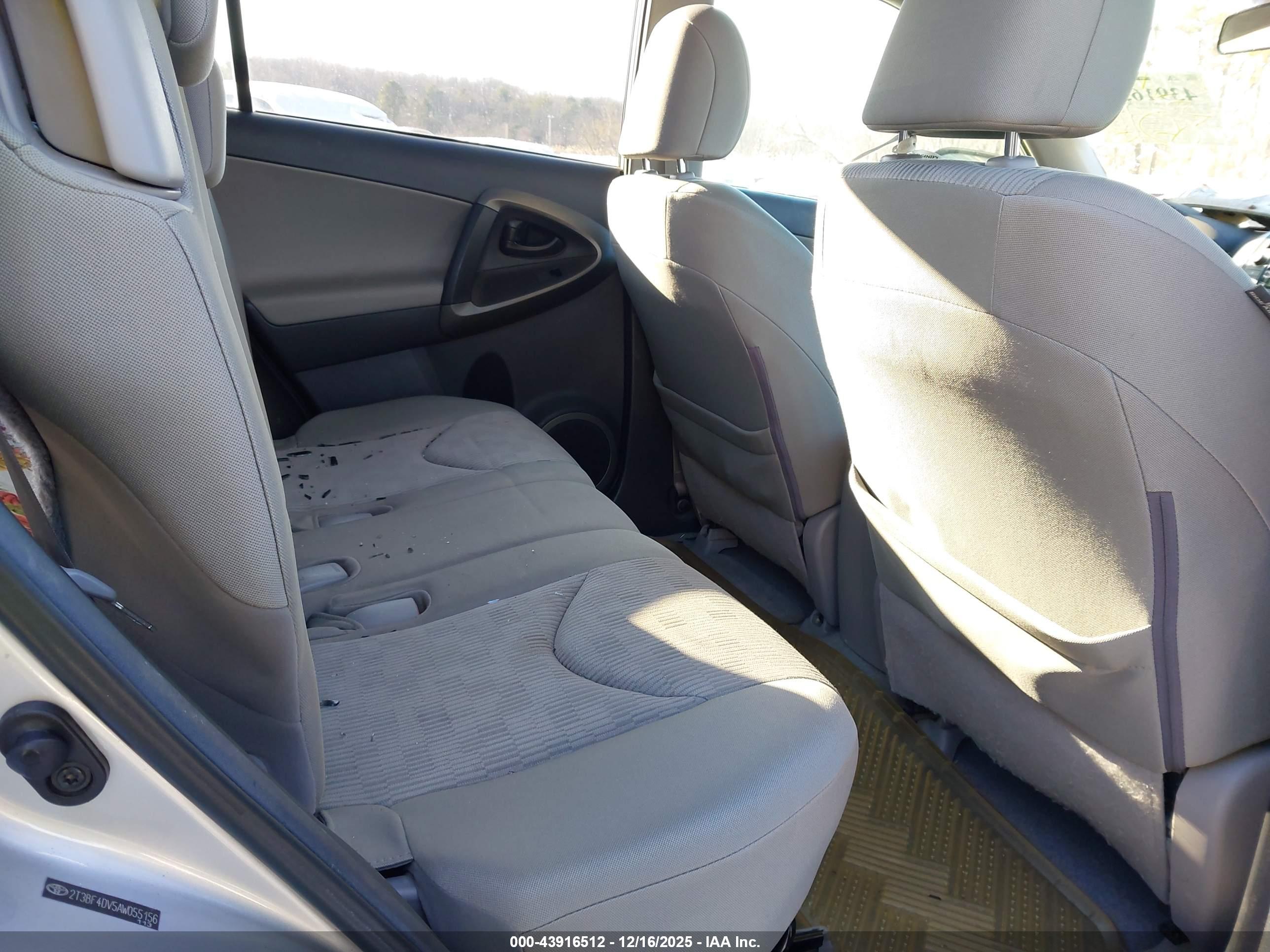 TOYOTA RAV4 image 8